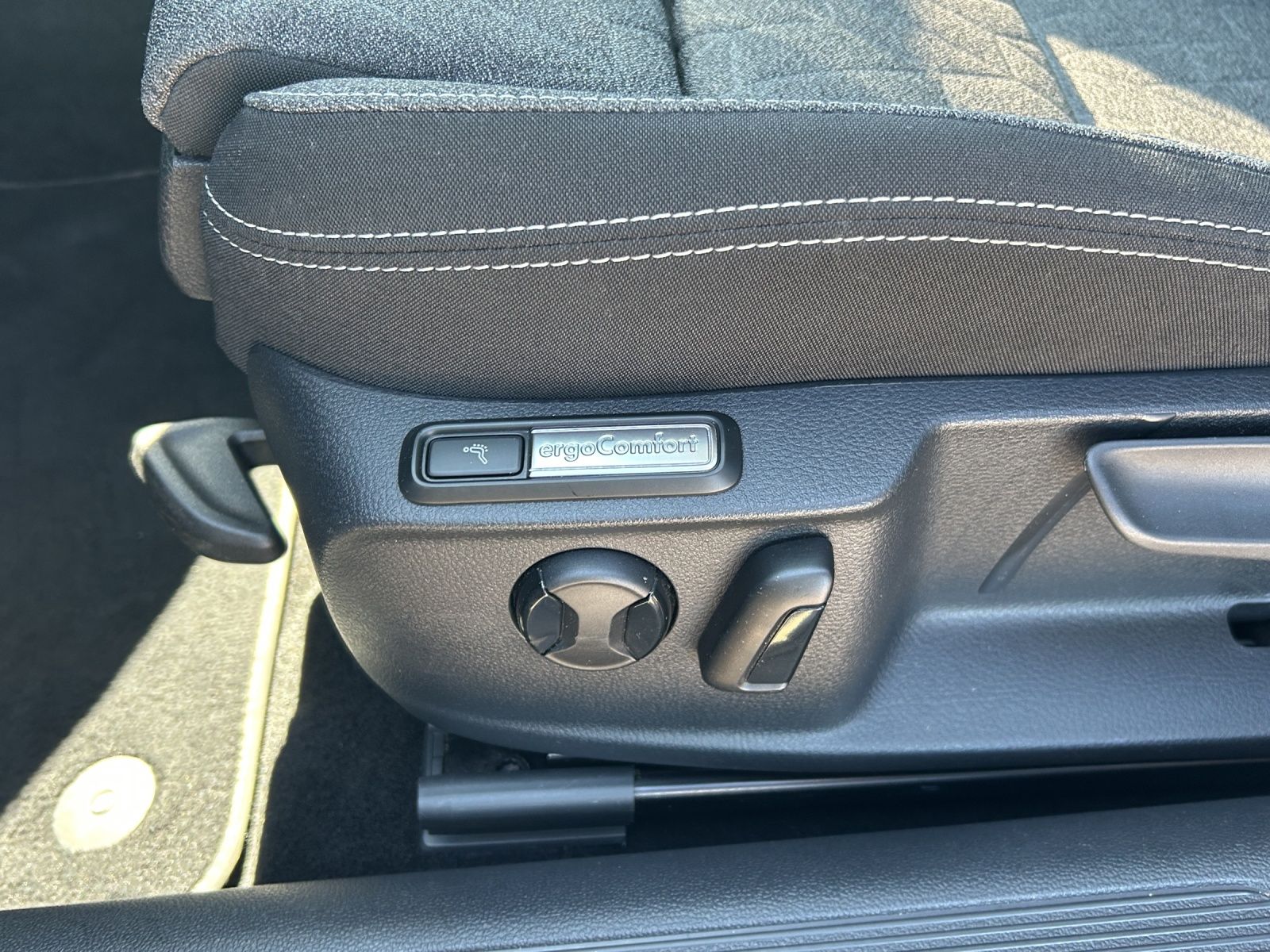 Fahrzeugabbildung Volkswagen Passat Variant TDI Business DSG LED Navi ACC AHK