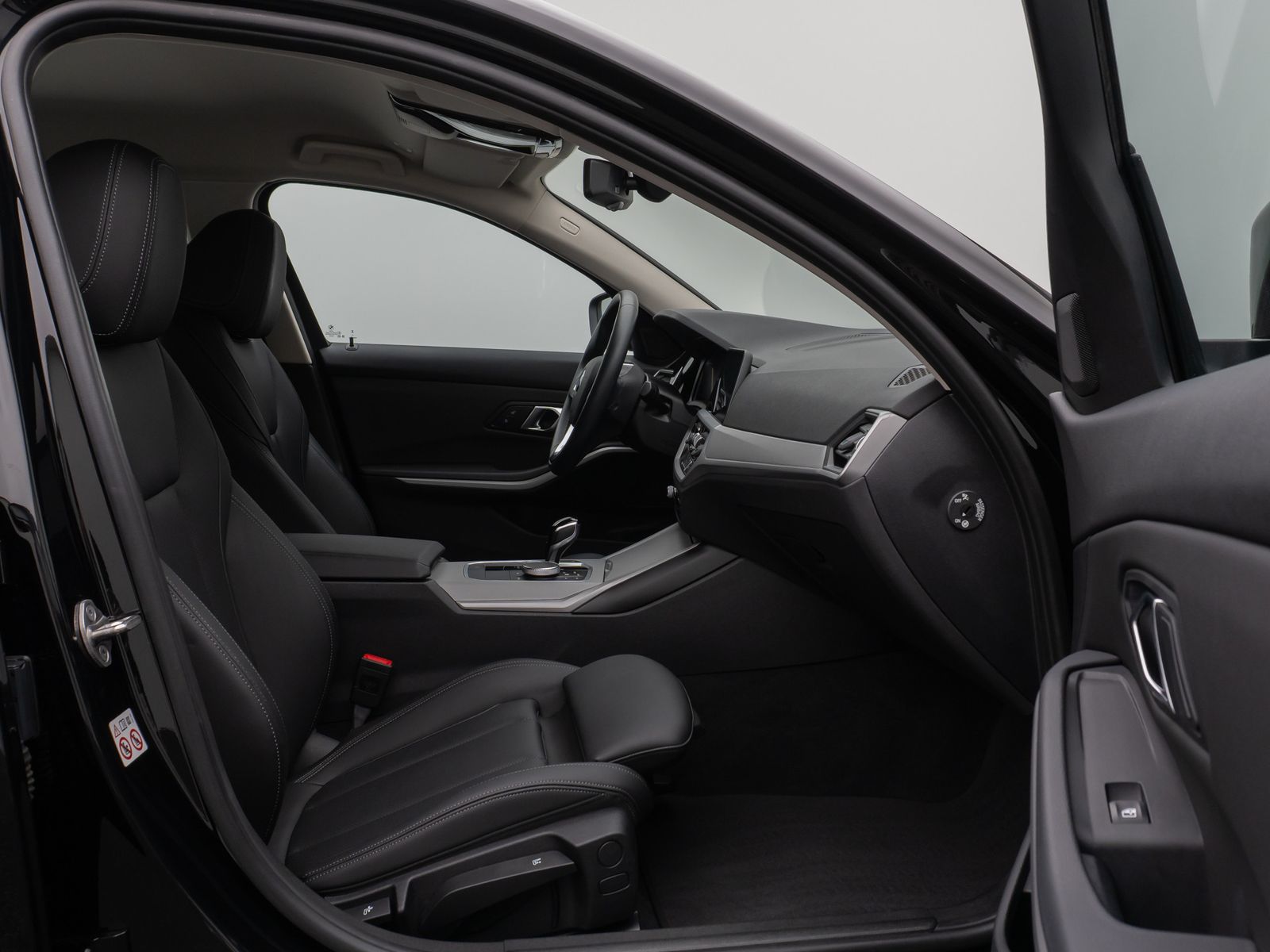 Fahrzeugabbildung BMW 318i Kamera DAB HiFi CockPitPro Alarm LED Sport