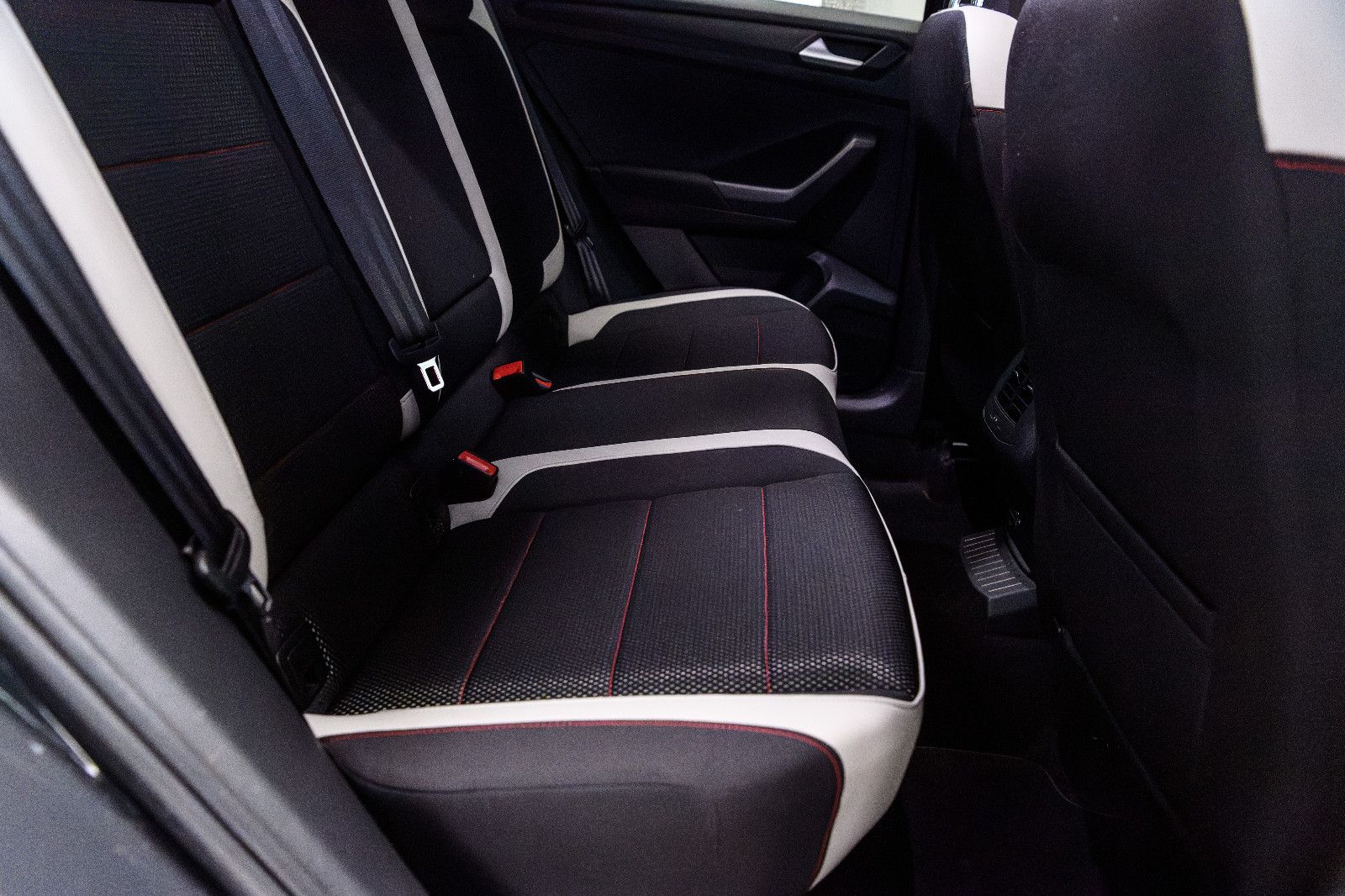 Fahrzeugabbildung Volkswagen T-Roc Sport 2.0 DSG 4Motion AHK SHZ ACC