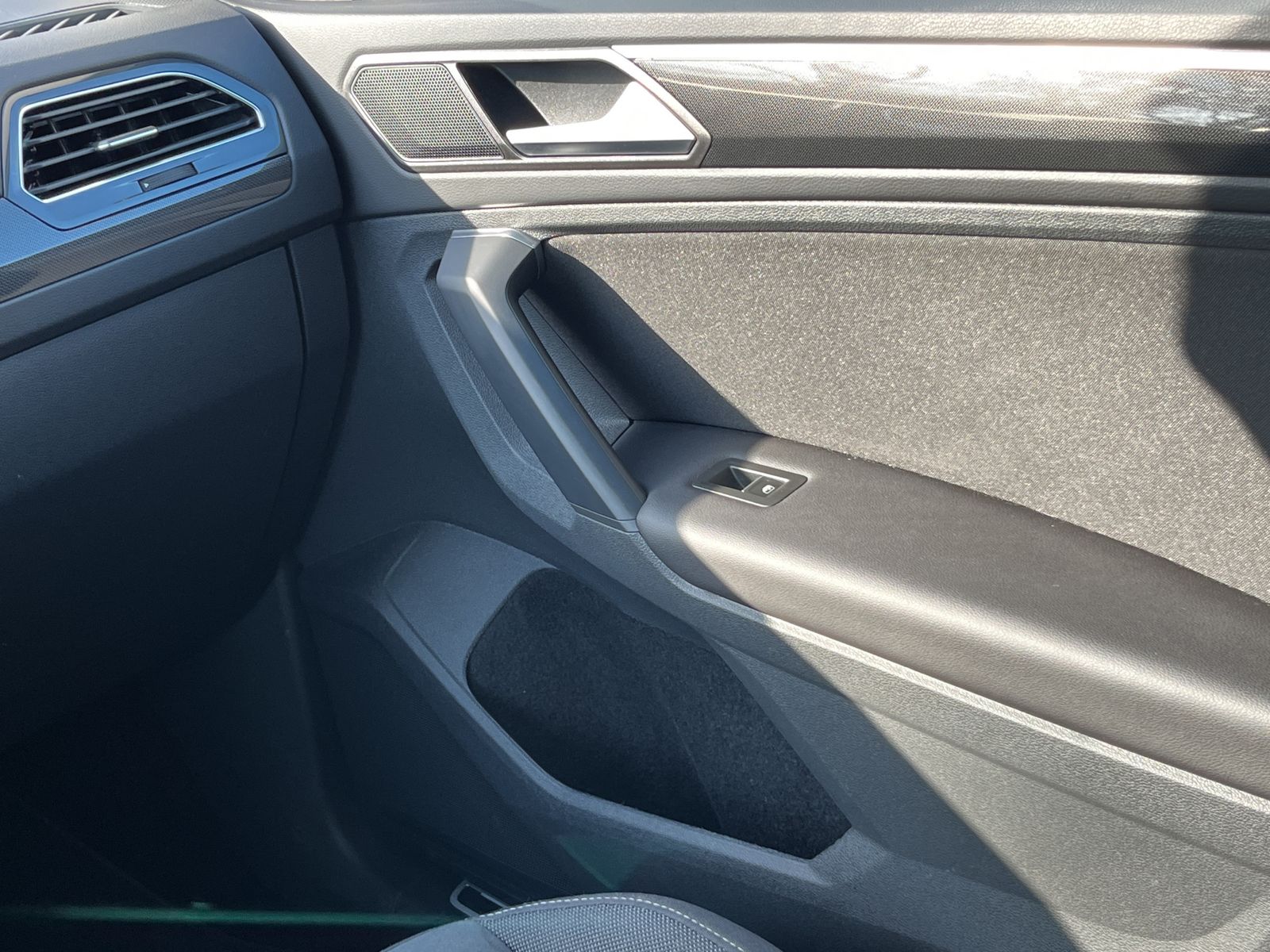 Fahrzeugabbildung Volkswagen Tiguan 1.5 TSI DSG*Elegance*SHZ*LHZ*IQ-Light**