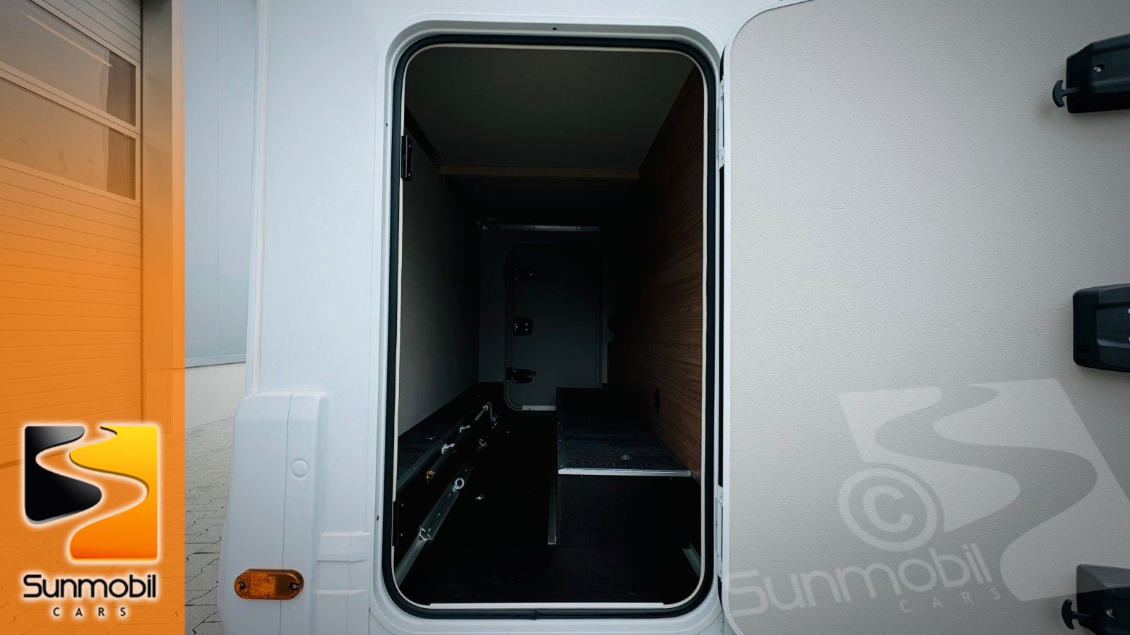 Fahrzeugabbildung Weinsberg CaraLoft 550 MG Ford Markise Premium Tür