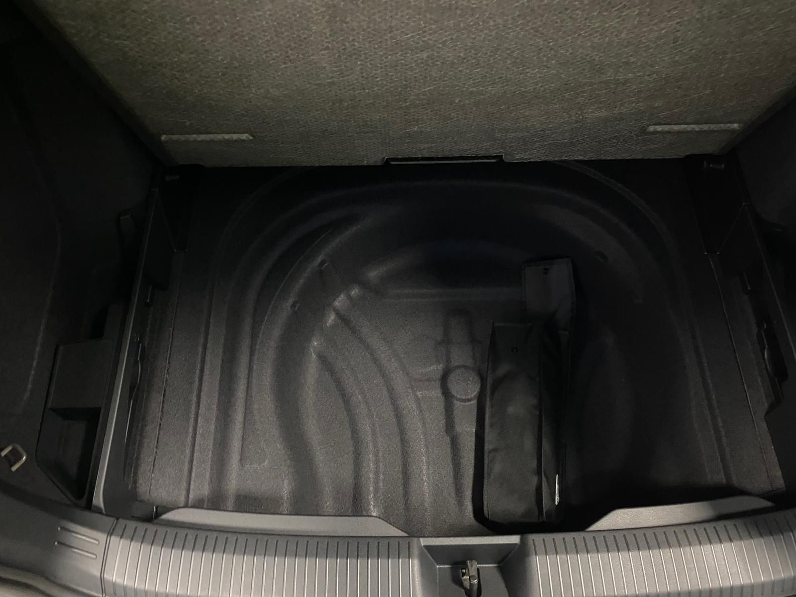 Fahrzeugabbildung Volkswagen Golf Variant1.5 eTSI R-Line Black Style+IQ.LIGHT