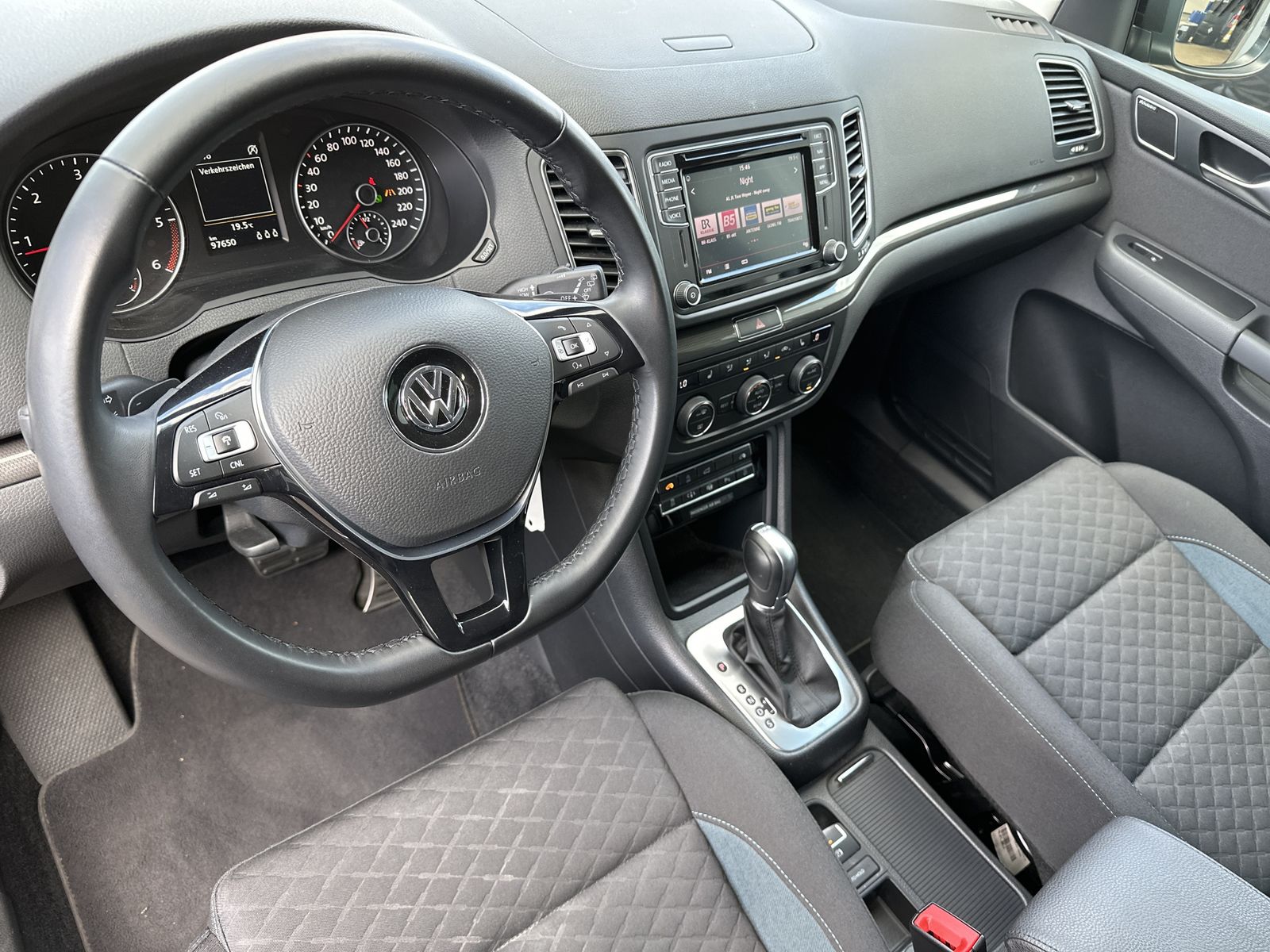Fahrzeugabbildung Volkswagen Sharan 2.0 TDI DSG IQ.DRIVE NAV+AHK+DCC+KAMERA
