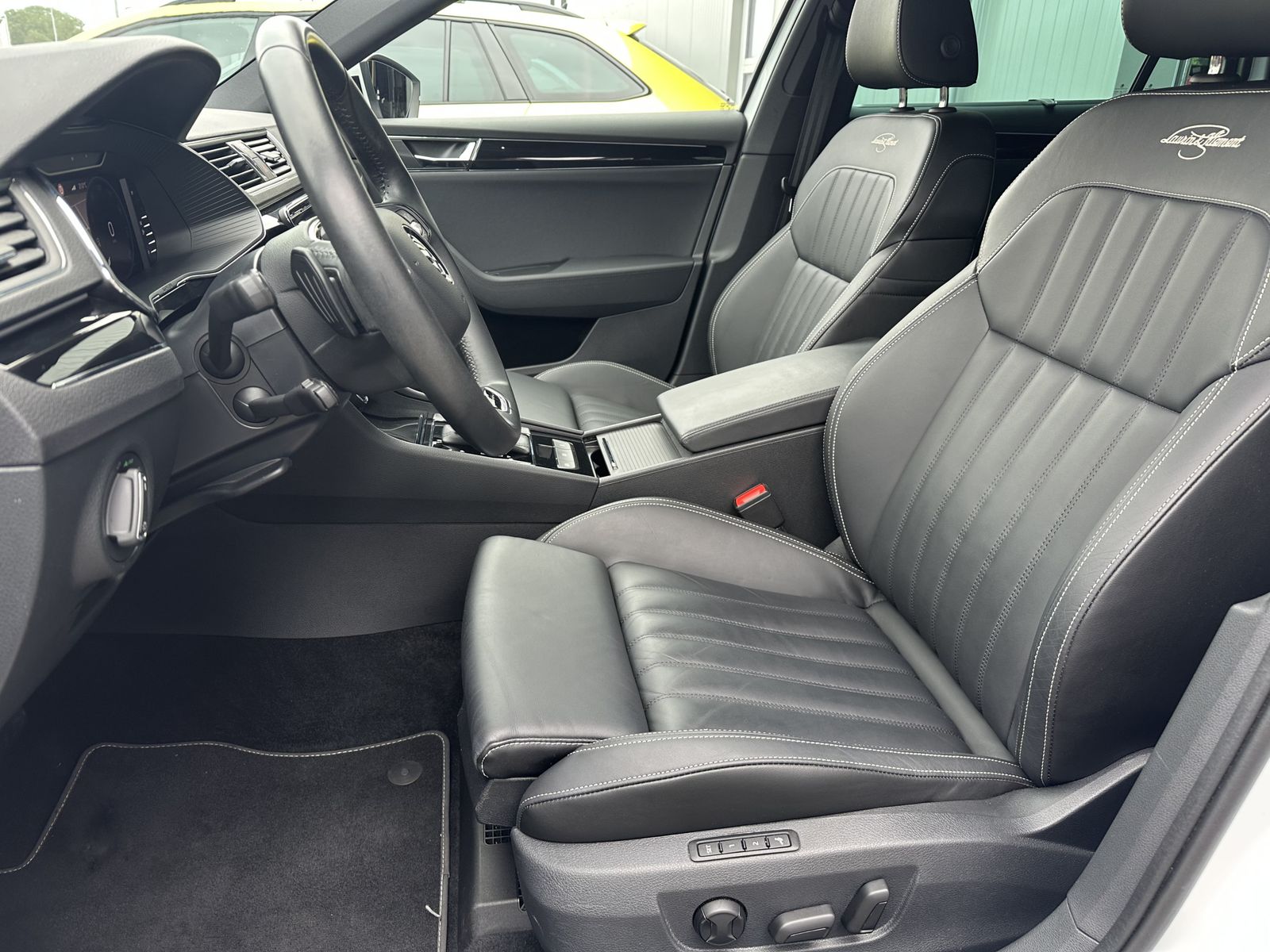 Fahrzeugabbildung SKODA Superb Combi L&K NAV+LED+360°+AHK+MEMORY+18ZO+VC