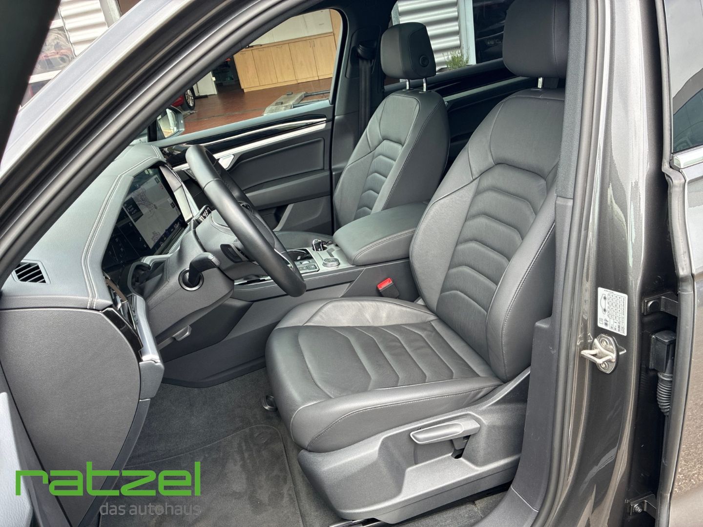 Fahrzeugabbildung Volkswagen Touareg 3.0 TSI V6 eHybrid 4MOTION Elegance AHK-