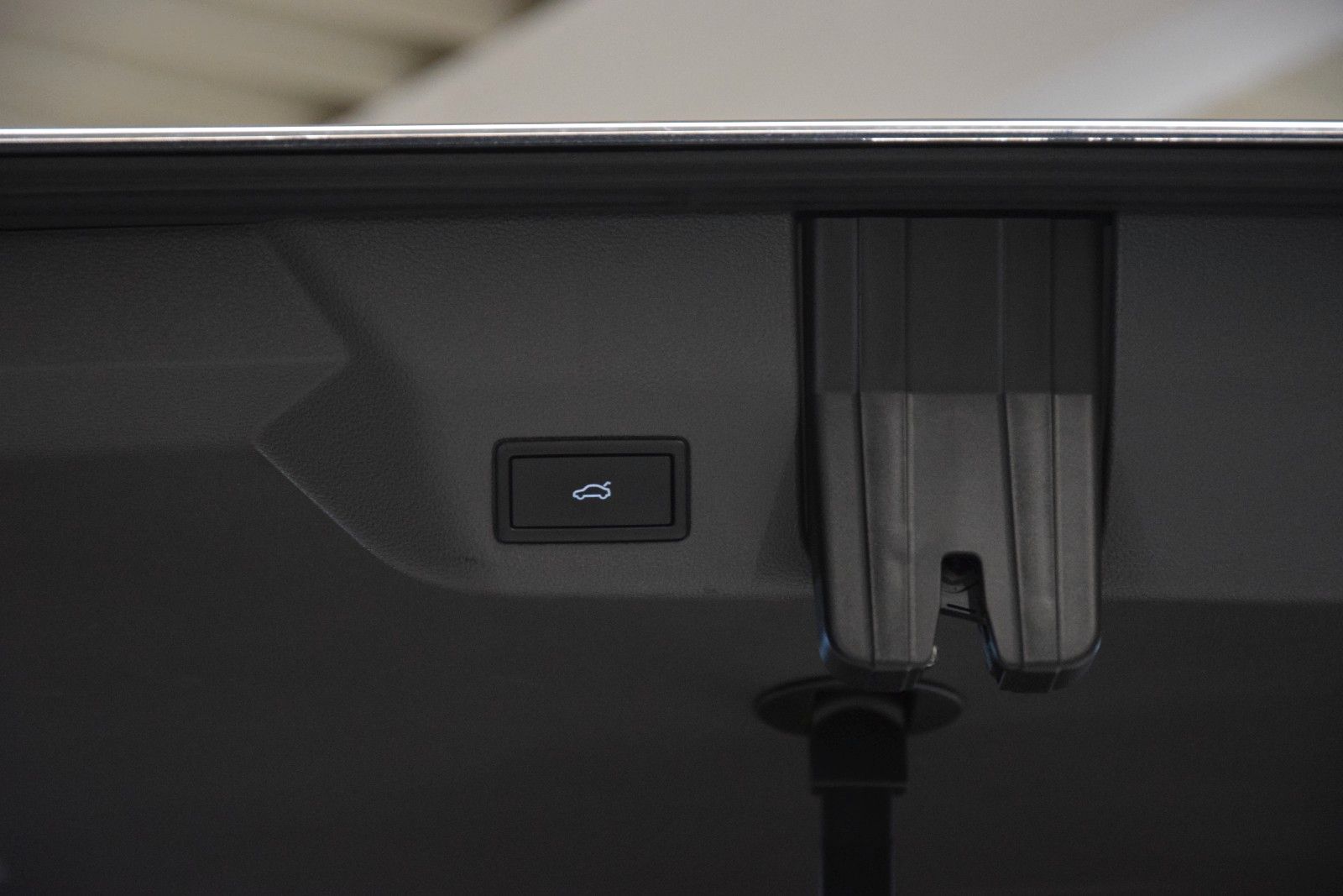 Fahrzeugabbildung Volkswagen T7 Multivan Style lang H&k vis-a-vis AHK ACC StH