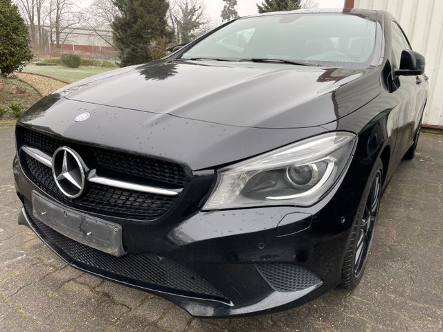 Mercedes-Benz CLA 200 Automatik BLACK EDIT. H/K PANO AHK Xenon