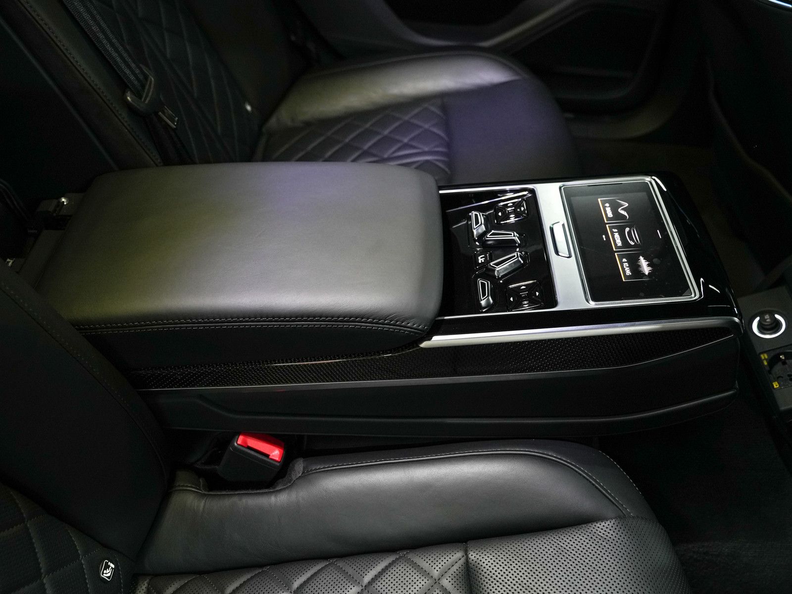 Fahrzeugabbildung Audi S8 ABT 700 - Massage vo+hi | Einzelsitze im Fond
