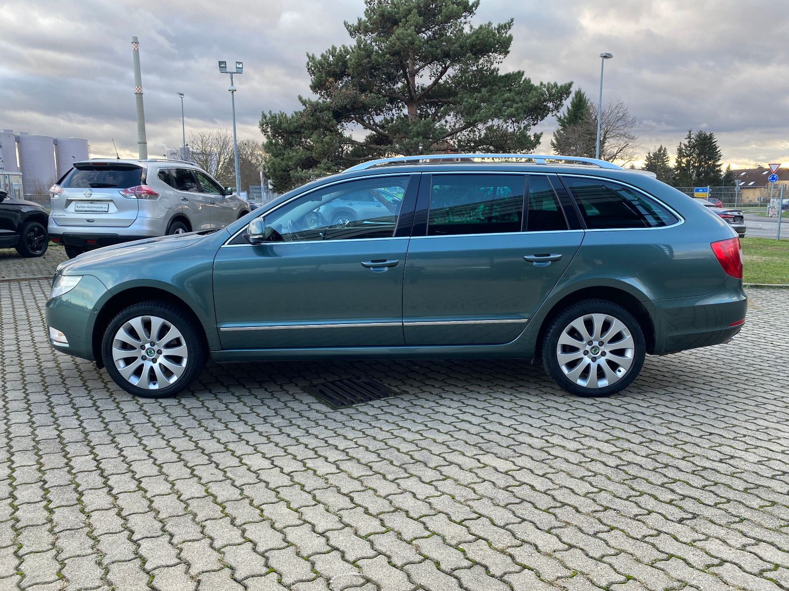 Fahrzeugabbildung SKODA Superb 2.0 TDI 4x4 Kombi 1.HD+PDC+SHZ+NAVI+KLIMA