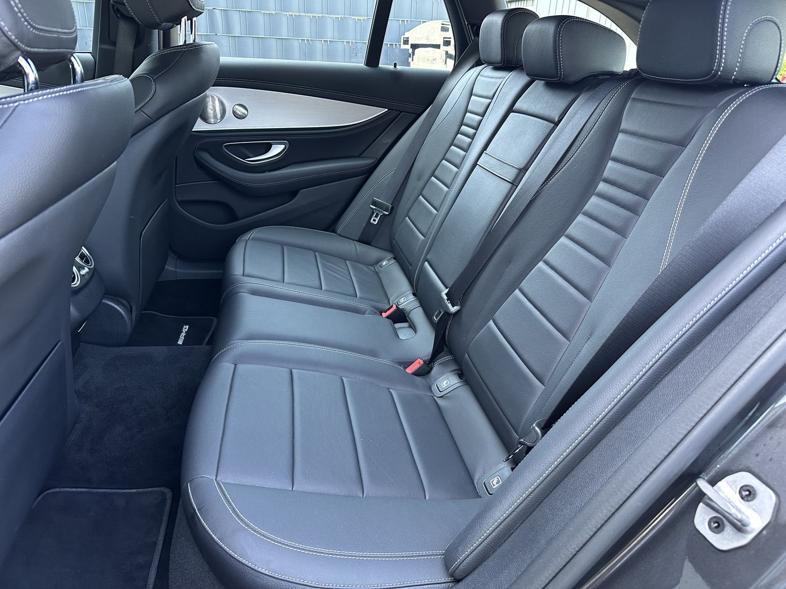 Fahrzeugabbildung Mercedes-Benz E 220d T AMG Line NAV+LED+ACC+HUD+KAM+AHK+18ZOLL