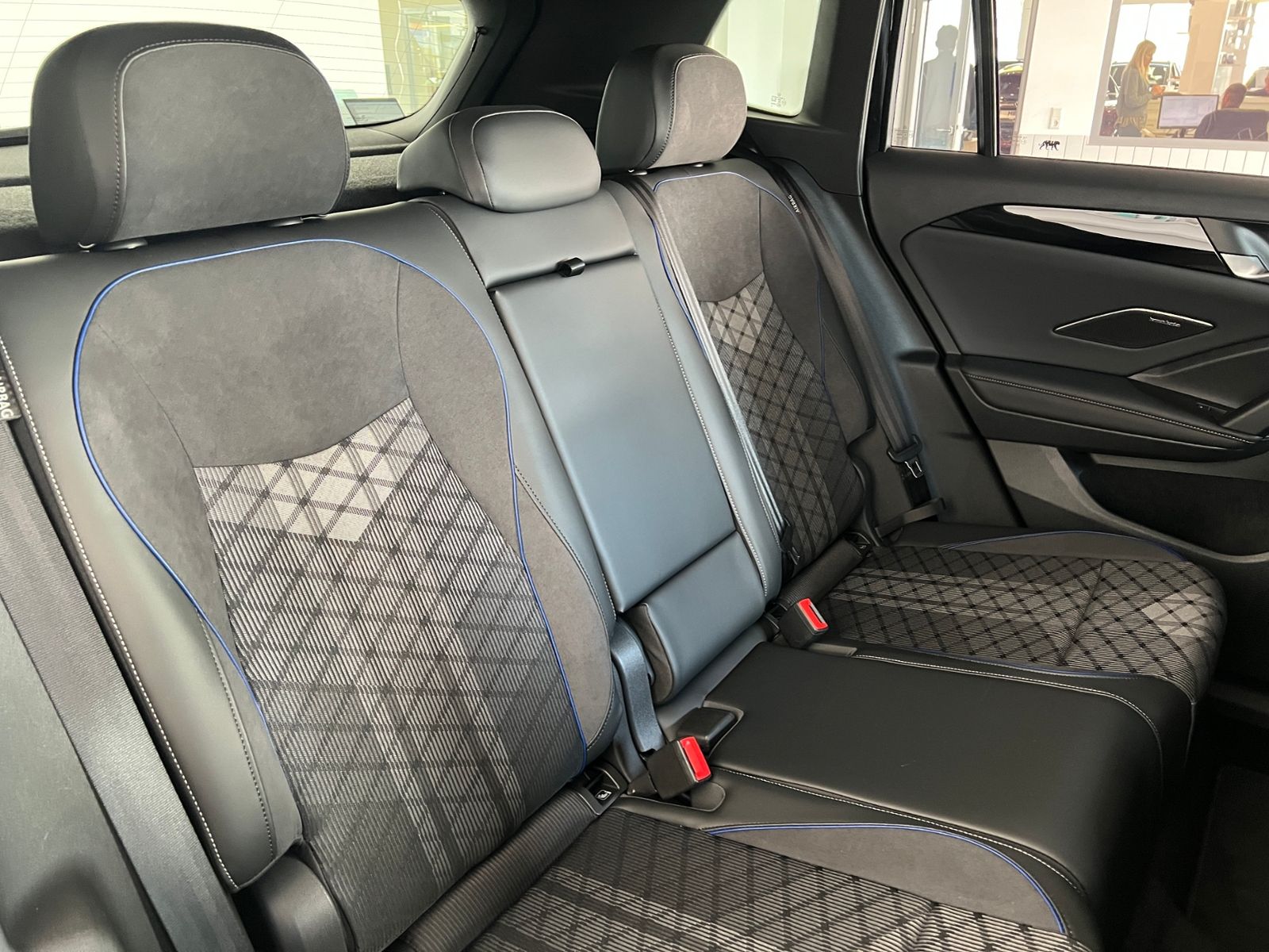 Fahrzeugabbildung Volkswagen Tiguan R-Line 2.0 TDI DSG 4MOTION *AHK, IQ.Light