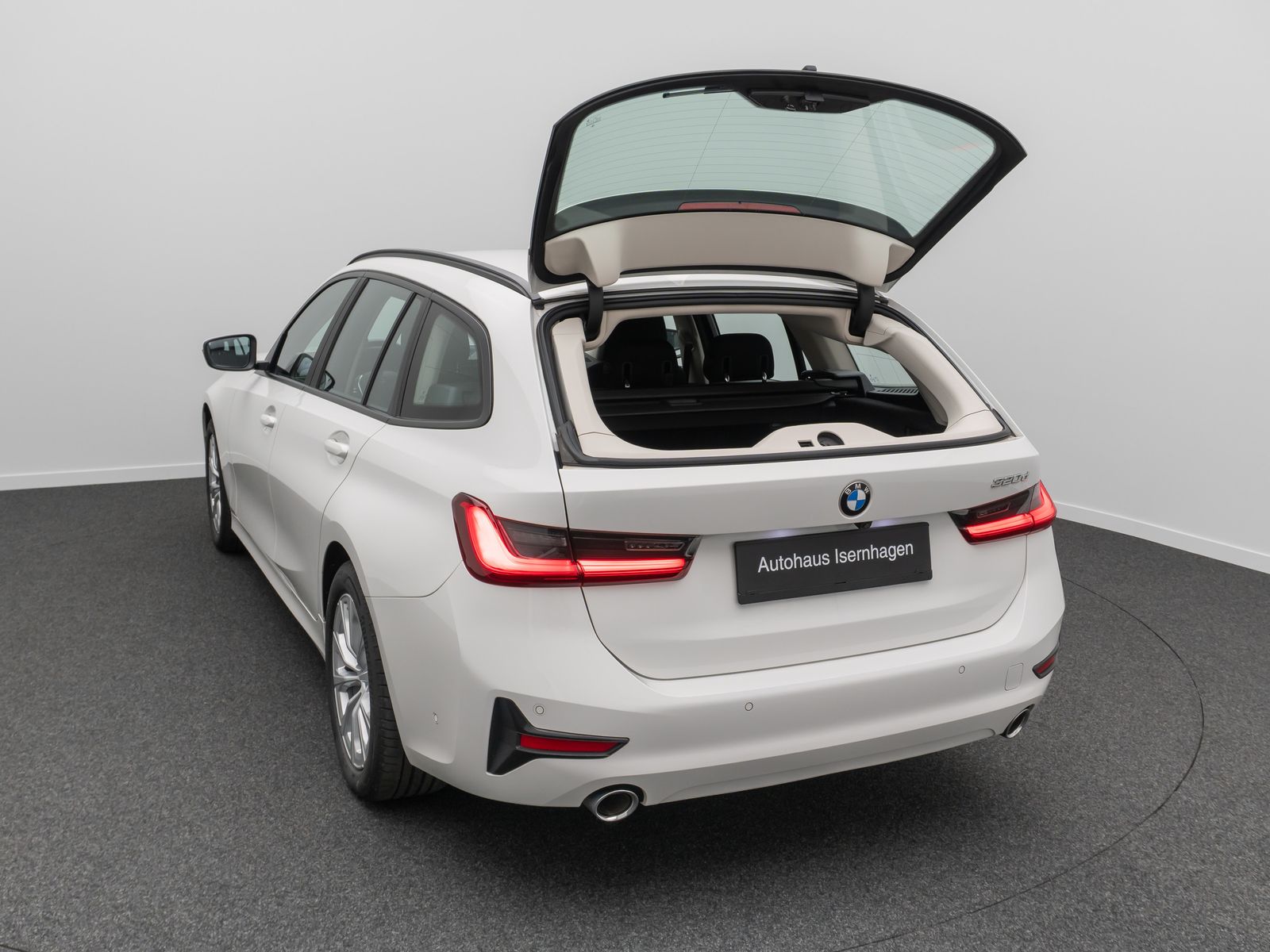 Fahrzeugabbildung BMW 320d Advantage GeschwindigReg Kamera DAB LED 17"