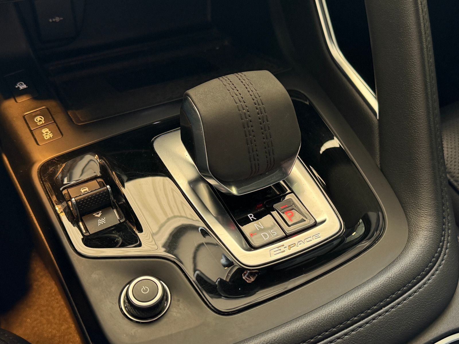 Fahrzeugabbildung Jaguar E-PACE S AWD/BLACK-PACK/360°KAM/LED/3D-KAMERA/