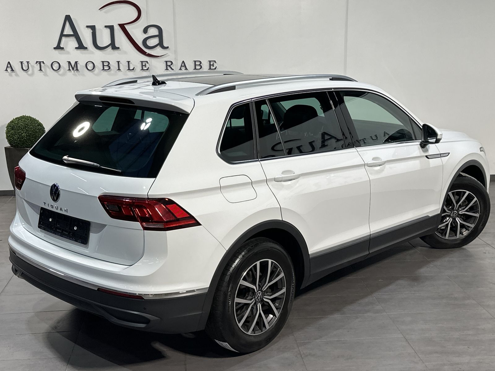 Fahrzeugabbildung Volkswagen Tiguan 2.0 TDI DSG Life NAV+LED+AHK+PANO+17ZO+PP