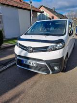 Toyota Transporter Marke Toyota - Toyota Yaris: Kleinbus