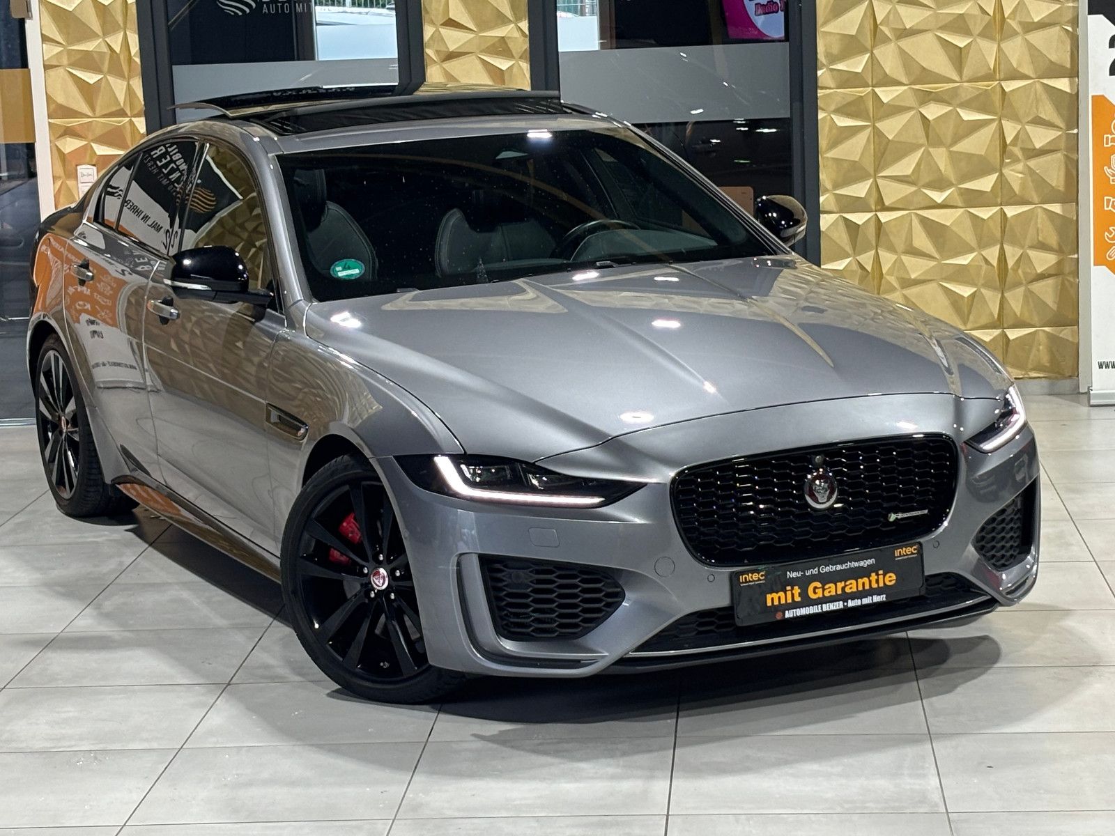 Fahrzeugabbildung Jaguar XE R-Dynamic Black/360''KAM/PANO/EXCLUSIV/MERIDI