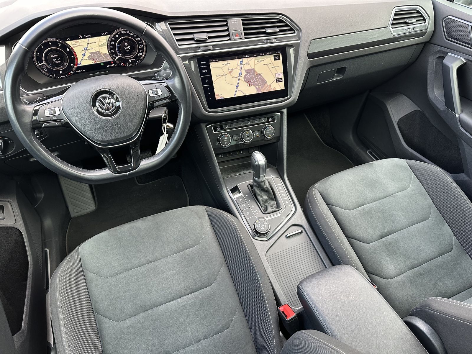 Fahrzeugabbildung Volkswagen Tiguan 2.0 TSI 4M R-Line NAV+LED+AHK+KAM+PANO+AC