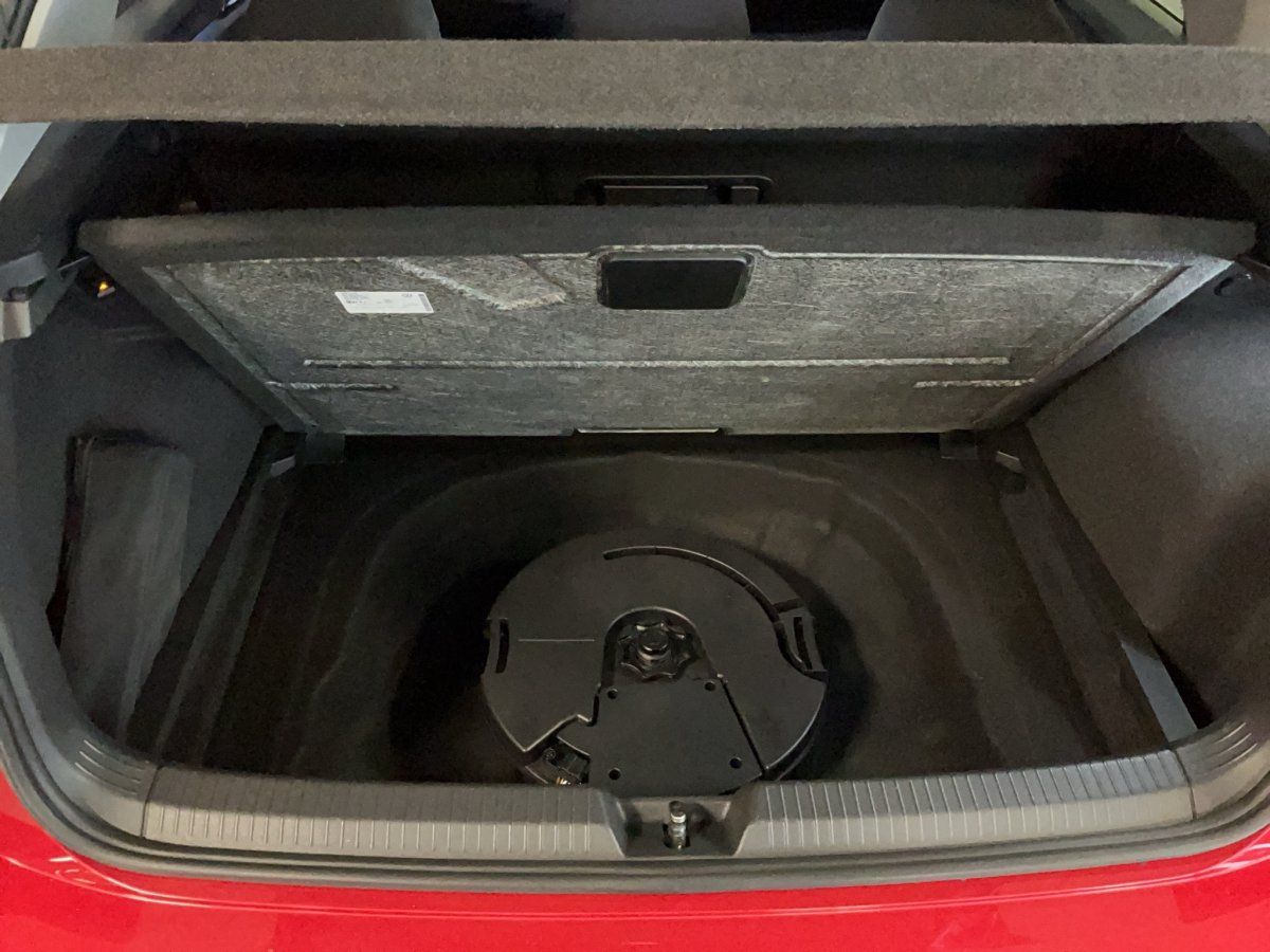 Fahrzeugabbildung Volkswagen Golf VIII Active 1.5 eTSI DSG Pano LED