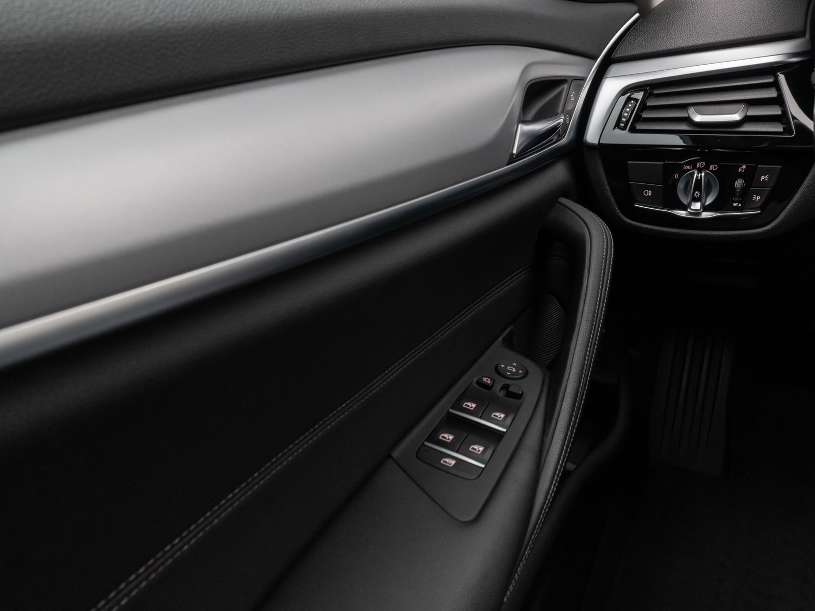 Fahrzeugabbildung BMW 530e Kamera DAB CockPitPro Sitzhzg Alarm LED