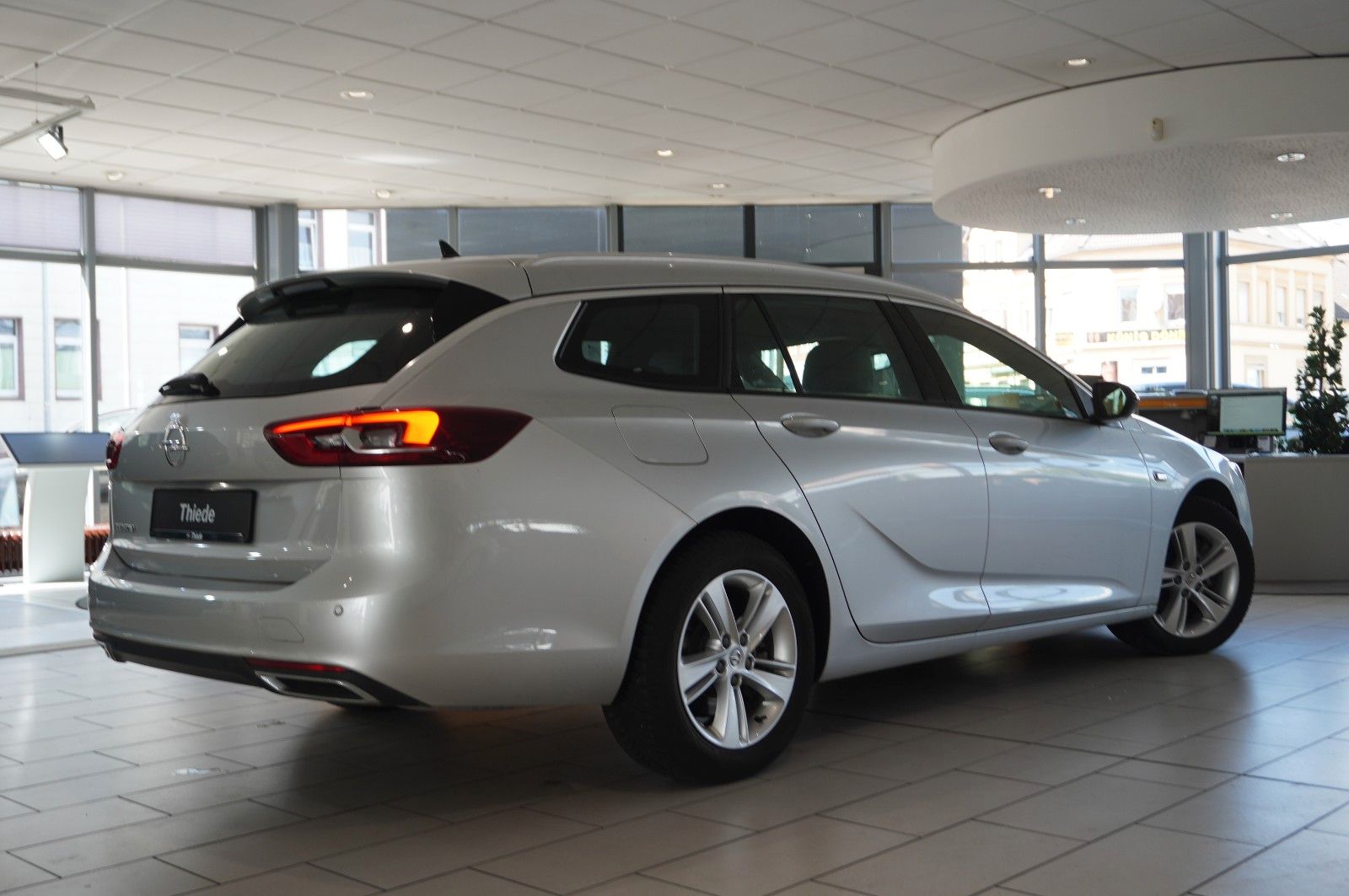 Fahrzeugabbildung Opel Insignia B ST 2.0T ELEGANCE NAVI/LED/VIRT/SH/DAB