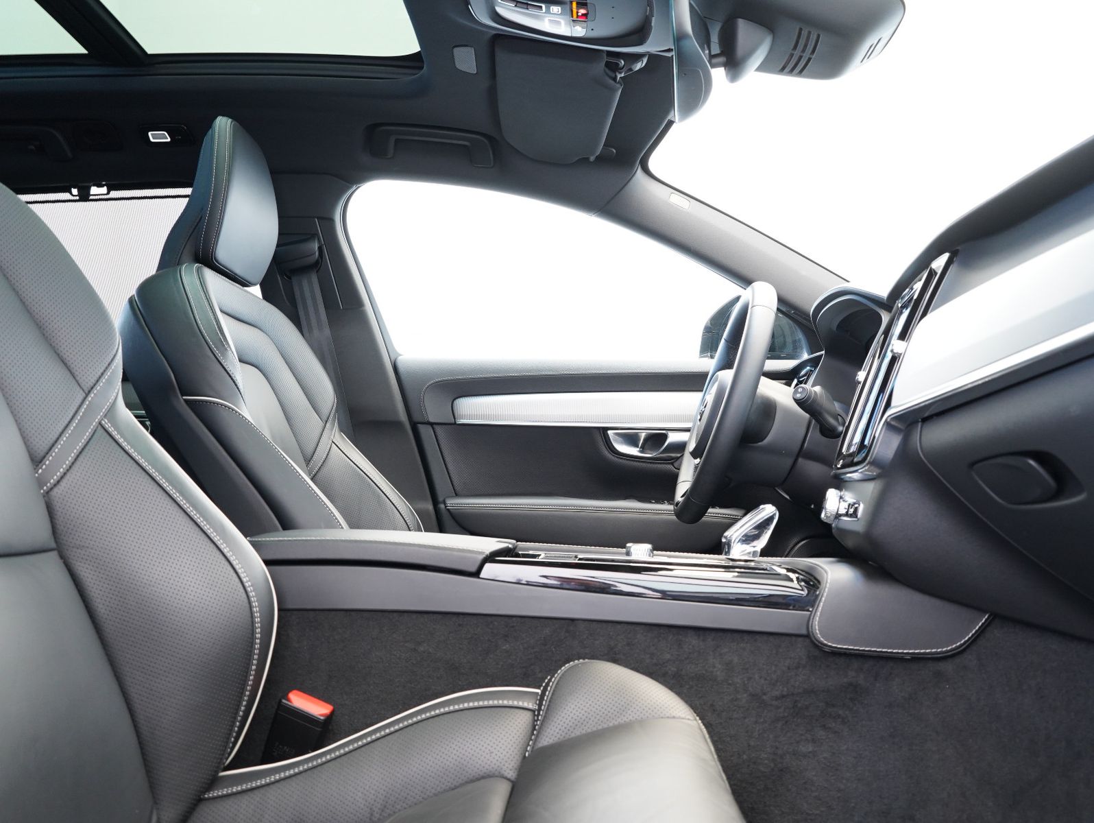 Fahrzeugabbildung Volvo V90 T6 AWD Recharge Plug-In Plus Dark