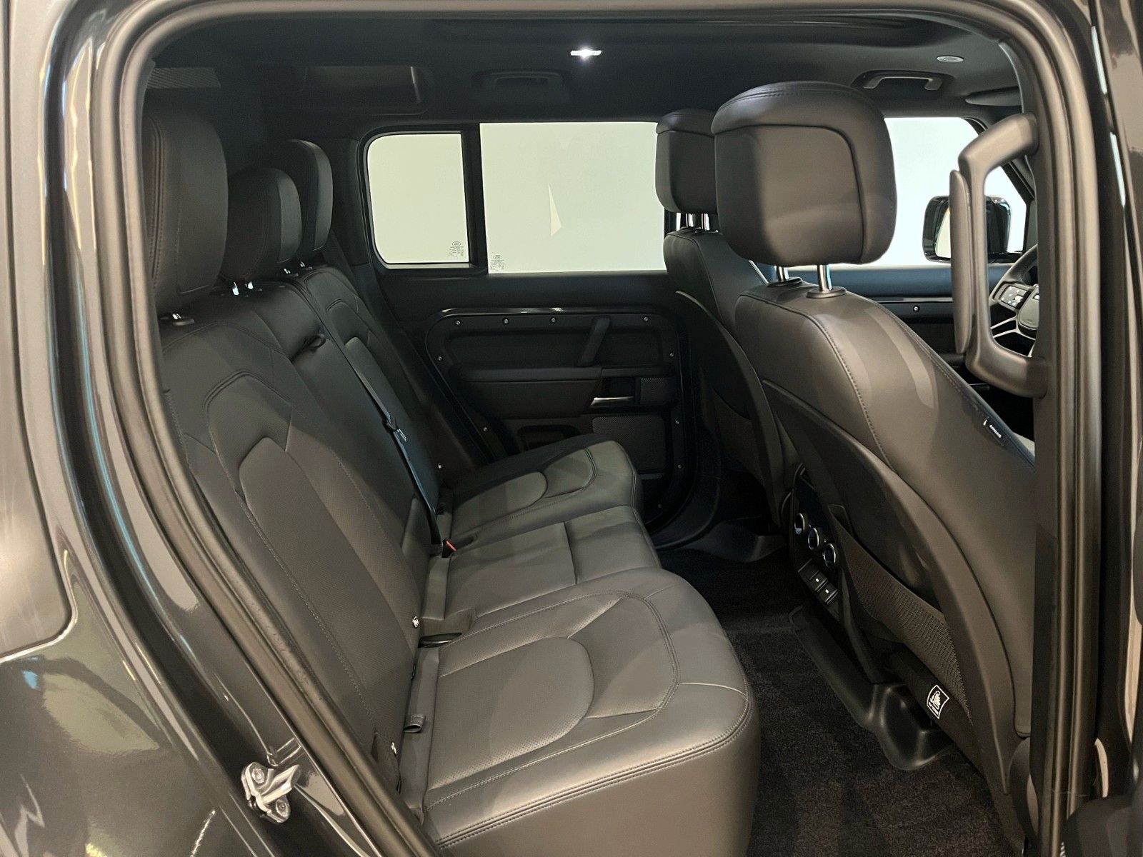 Fahrzeugabbildung Land Rover Defender 110 P525 V8 Carpathian Edition 22" Rad