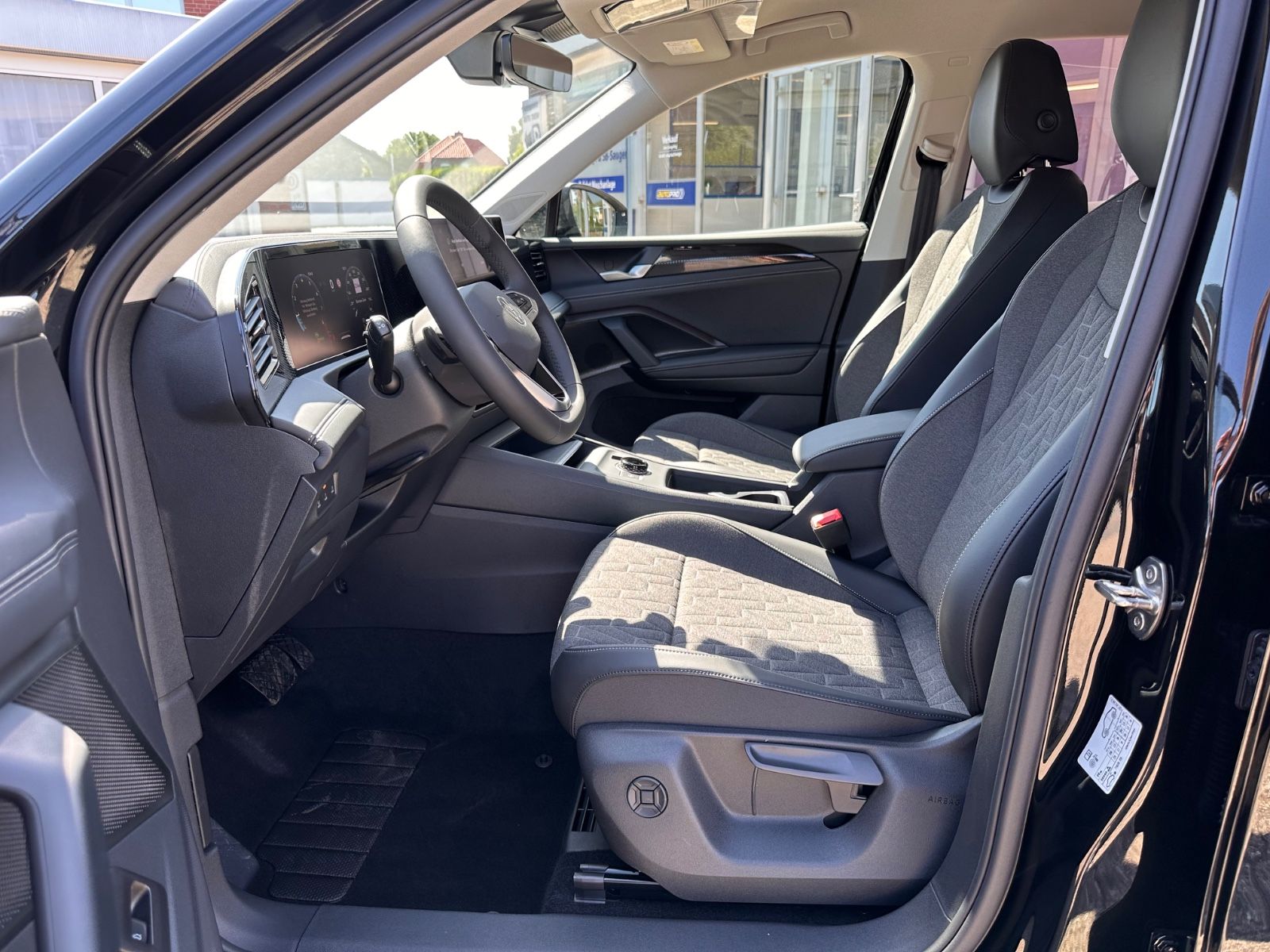 Fahrzeugabbildung Volkswagen Tiguan 1.5 eTSI Life DSG AHK/ACC/APP/LED+/360°