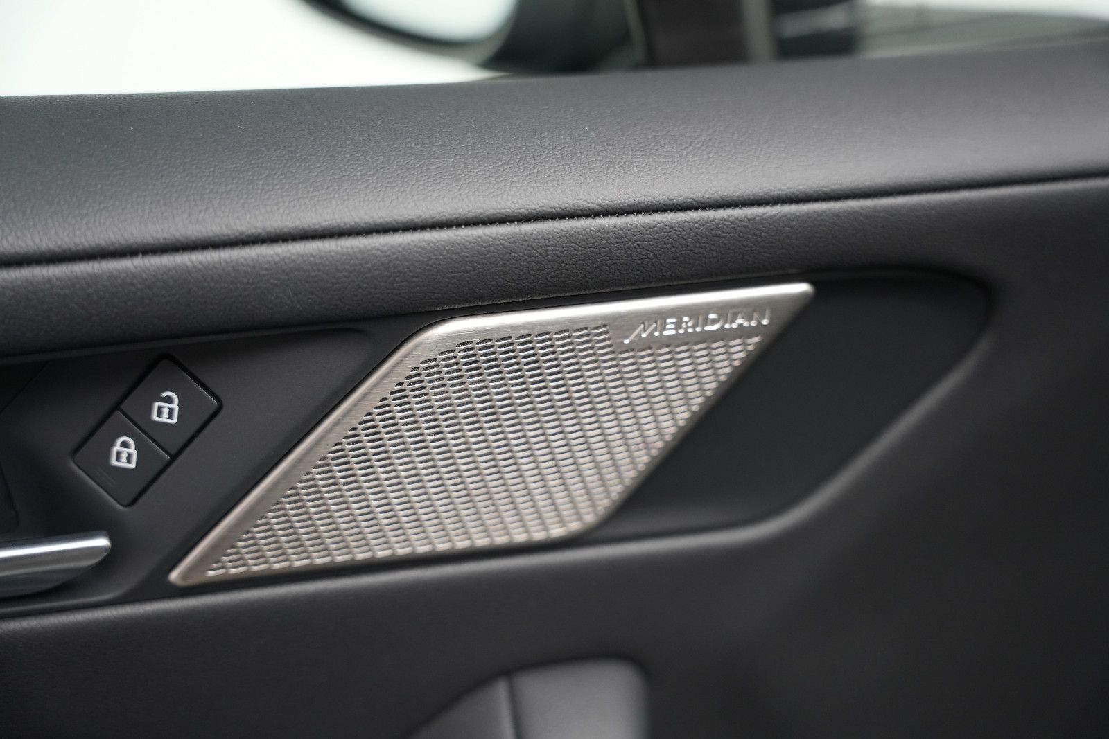 Fahrzeugabbildung Jaguar I-PACE 400 AWD/Black-Pack/CarPlay/MERIDIAN/89,6%