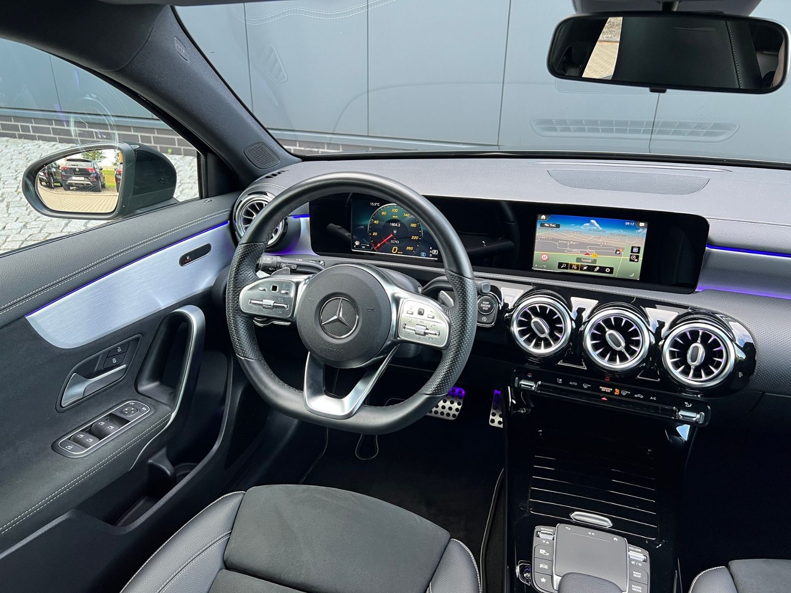 Fahrzeugabbildung Mercedes-Benz A 180 Edition *Night-Paket, AMG-Optik, Navi"