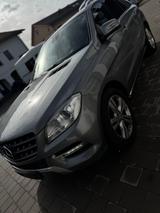 Mercedes-Benz ML 350 BlueTEC 4MATIC  - blaue Mercedes-Benz ML 350