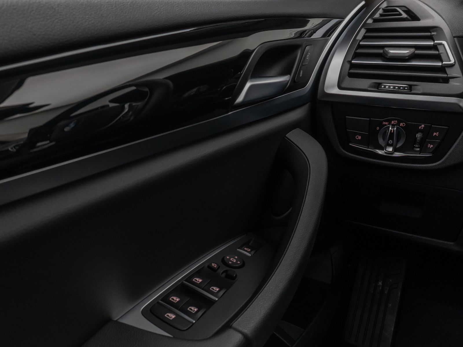 Fahrzeugabbildung BMW X3 xD30i Kamera DAB HiFi WLAN Leder Sport 19Zoll