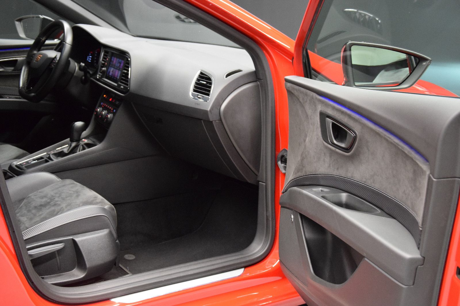 Fahrzeugabbildung SEAT Leon ST Cupra 300 4Drive ACC Beats Alca. Virtual