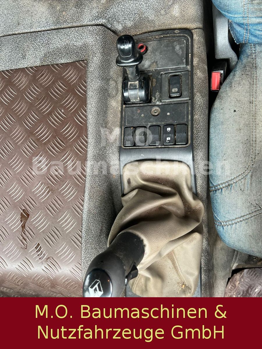 Fahrzeugabbildung Renault Kerax 450.32 / 8x4 / Bordmatik / Blatt/Blatt