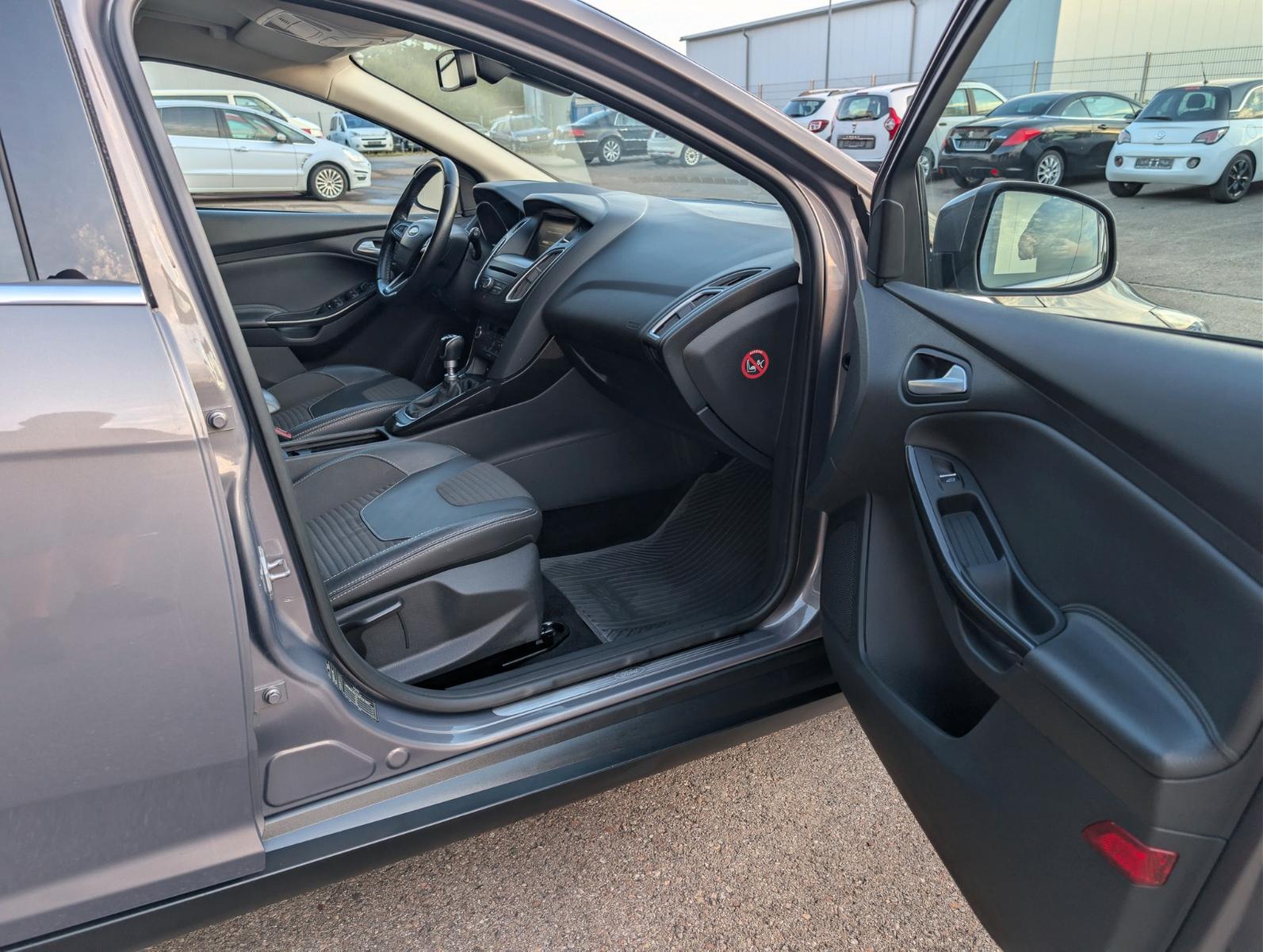 Ford Focus 2015 — photo 22