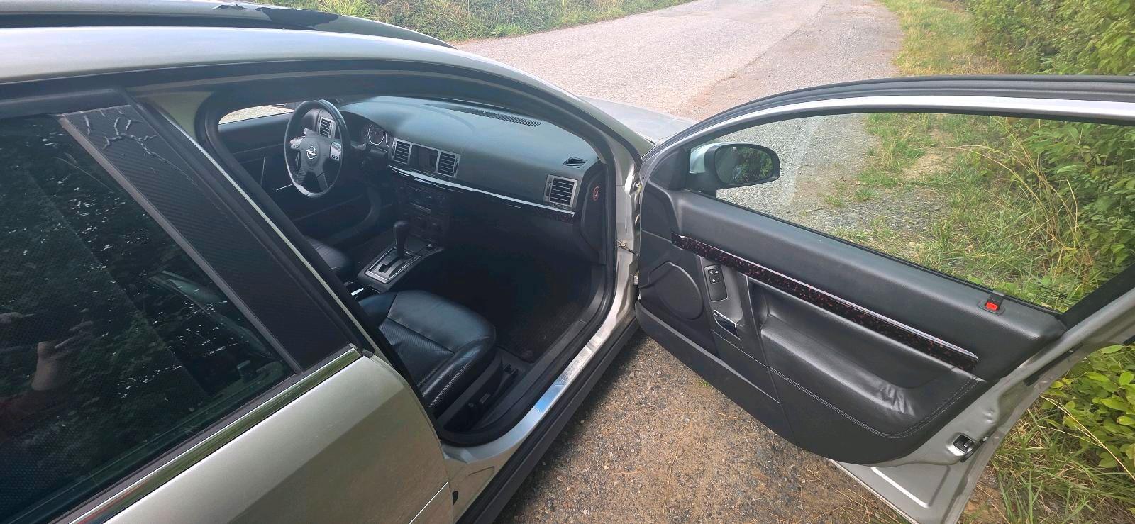 Opel Vectra 2004 — interior