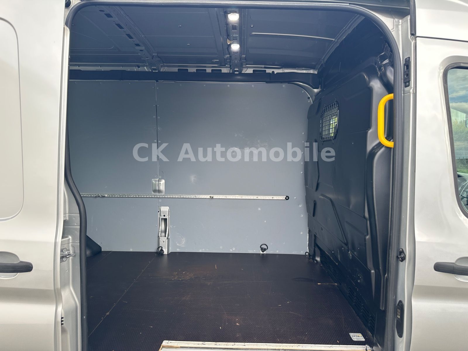 Fahrzeugabbildung Ford Transit Kasten 350 H2L3 Trend/Navi/Klima/PDC