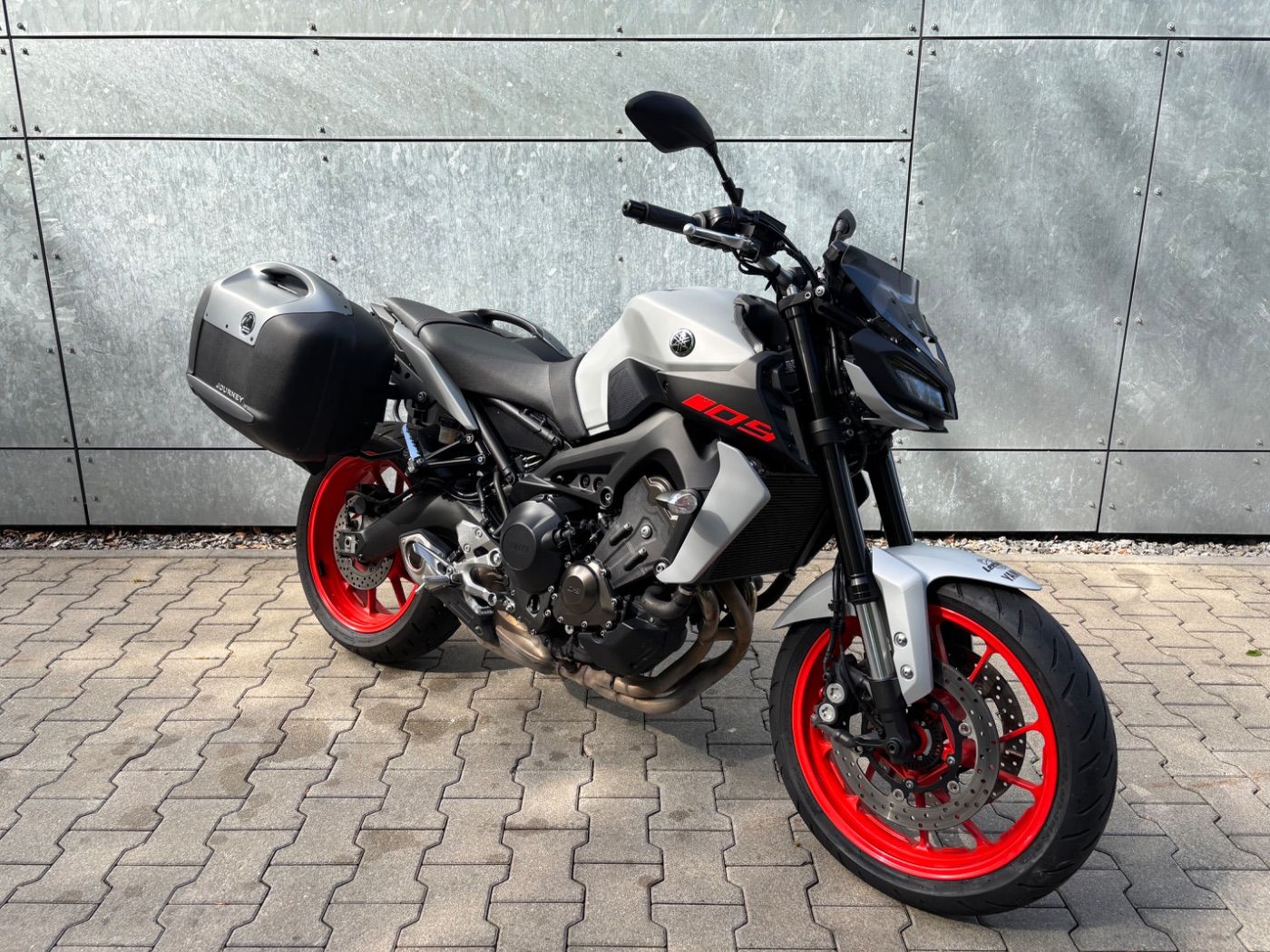 Fahrzeugabbildung Yamaha MT 09 Seitenkoffer kurzer Kennzeichenhalter