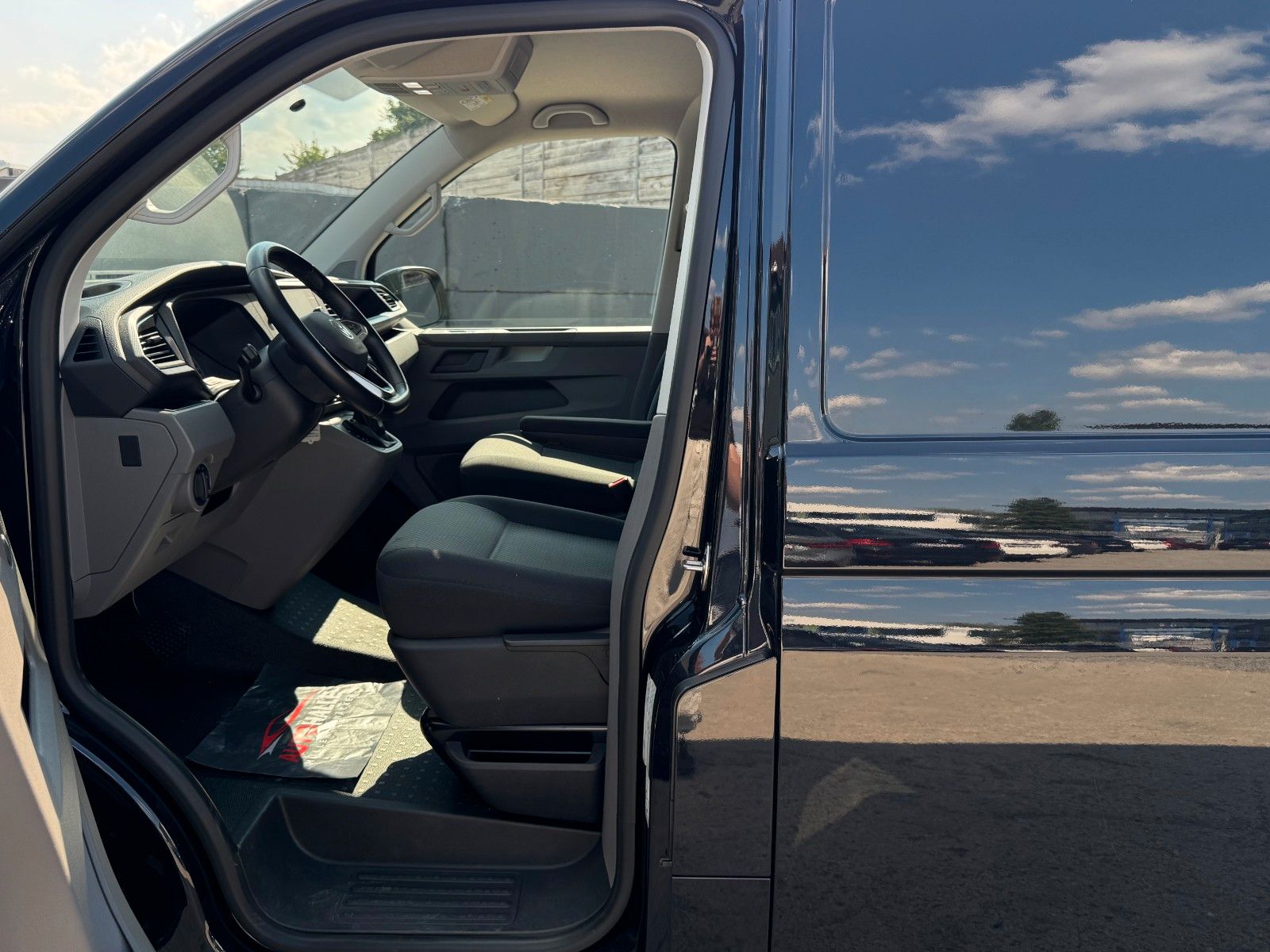 Fahrzeugabbildung Volkswagen T6.1 Transporter Kurz 2.0 TDI DSG CarPlay Navi