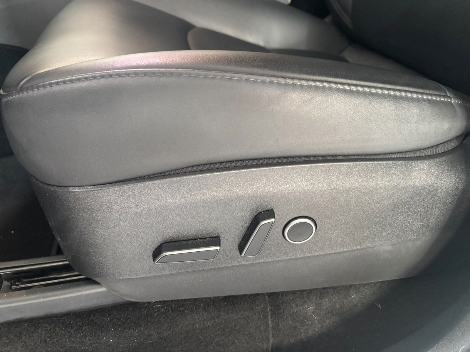 Fahrzeugabbildung Tesla Model Y Long Range Dual AWD SHZ/NAVI/19"ALU/ALLW