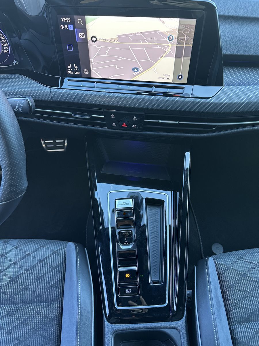 Fahrzeugabbildung Volkswagen Golf VIII 2.0 TSI DSG R-Line NAV+LED+AHK+KAM+ACC