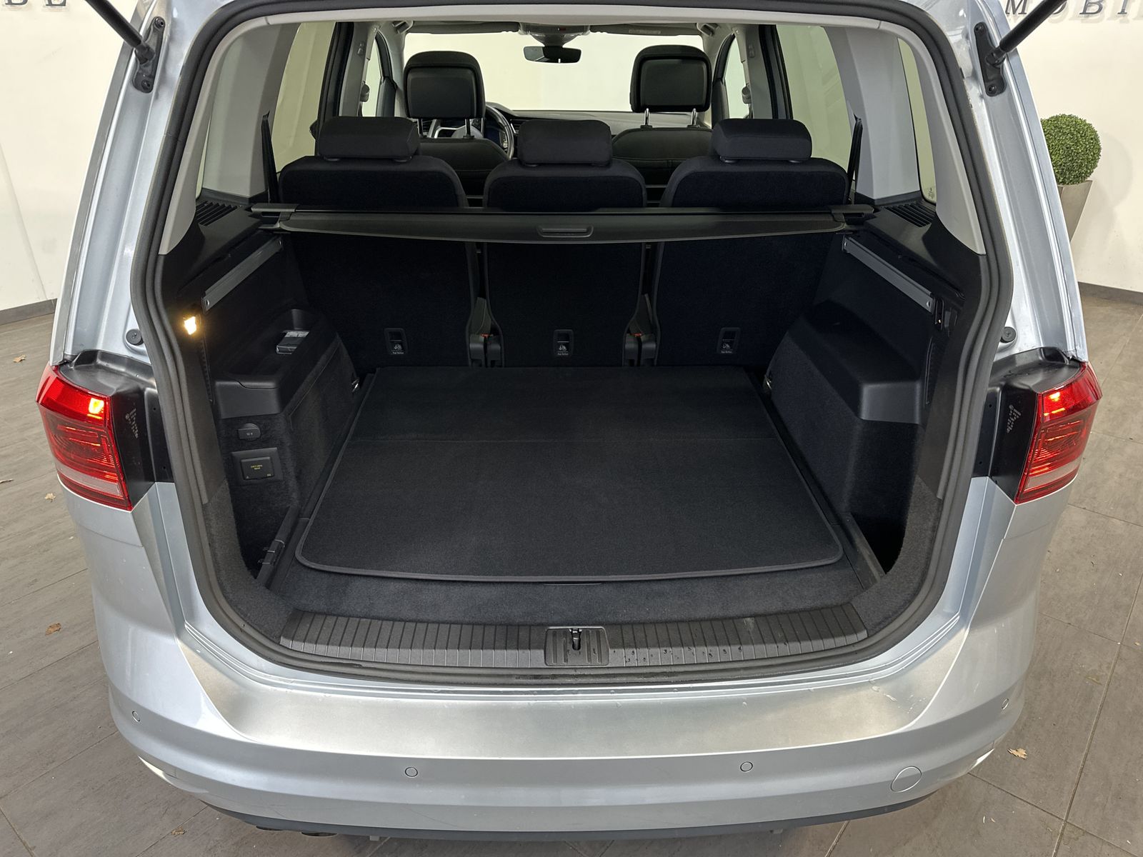 Fahrzeugabbildung Volkswagen Touran 2.0 TDI DSG Highline NAV+LED+AHK+PANO+ACC