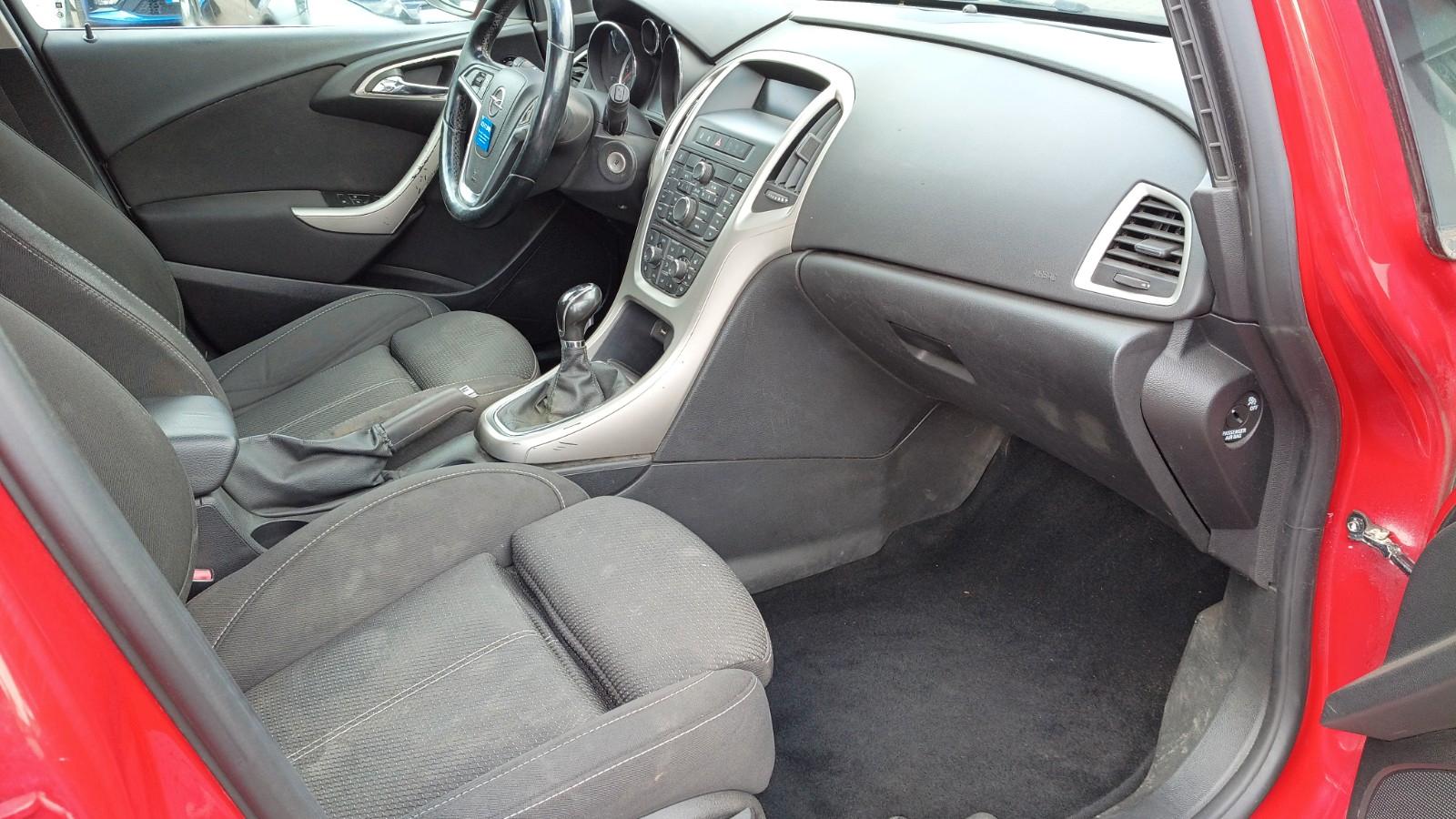 Opel Astra 2014 — photo 12