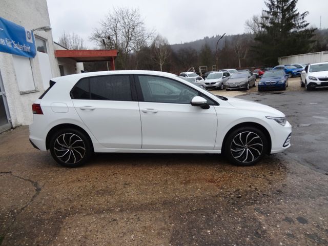 Fahrzeugabbildung Volkswagen Golf VIII Lim. Life/DSG/Navi/AHK/LED/PDC/150PS/