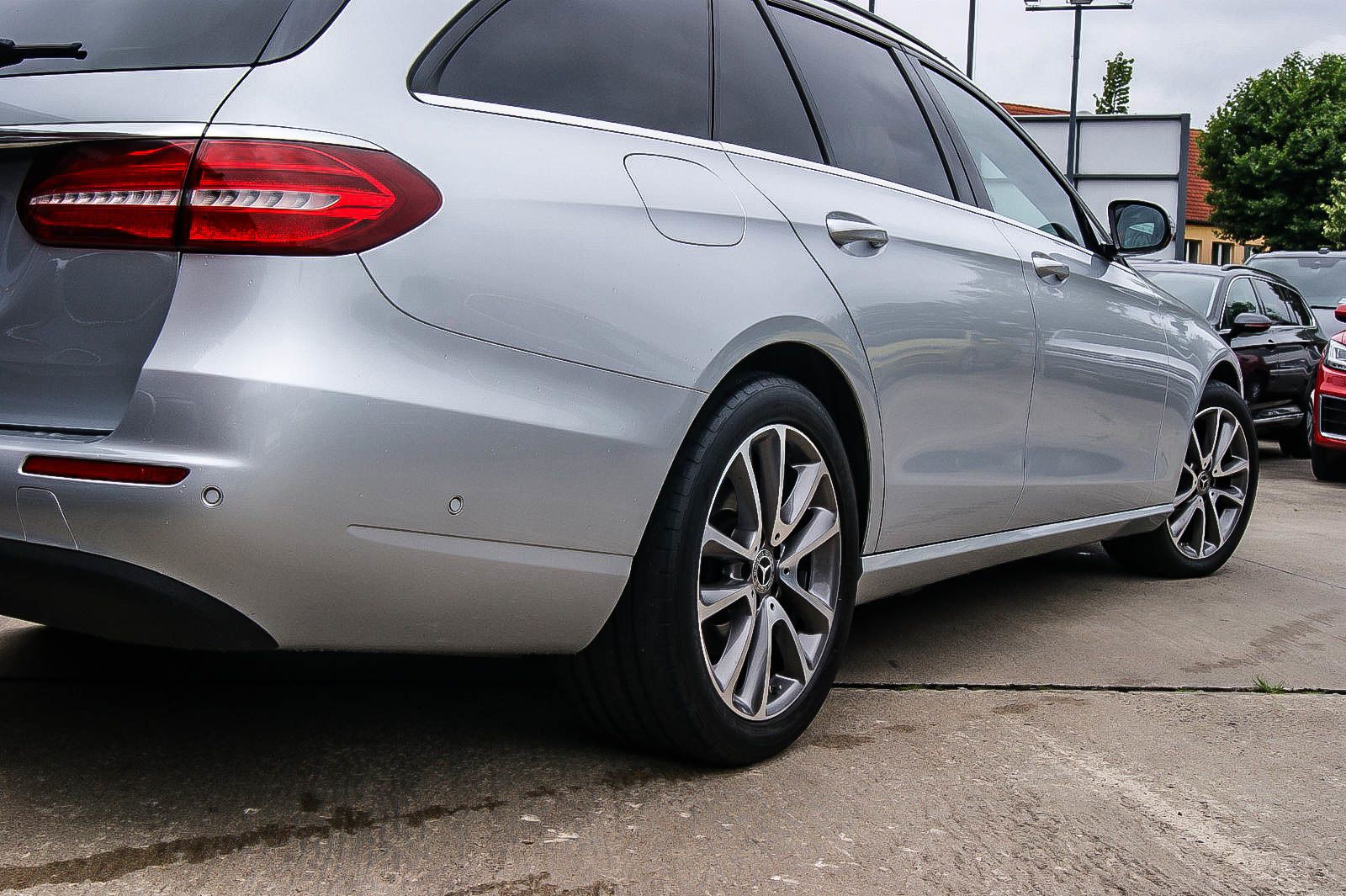 Fahrzeugabbildung Mercedes-Benz E 200 T-Modell 7-SITZER STANDHEIZUNG MULTI-BEAM