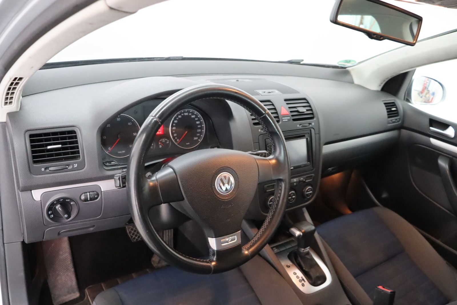 Fahrzeugabbildung Volkswagen Golf V 2.0 TDI DSG Tour HU 04.2028