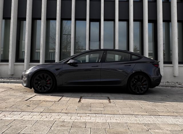 Tesla Model 3 Allradantrieb mit Dualmotor Performa...