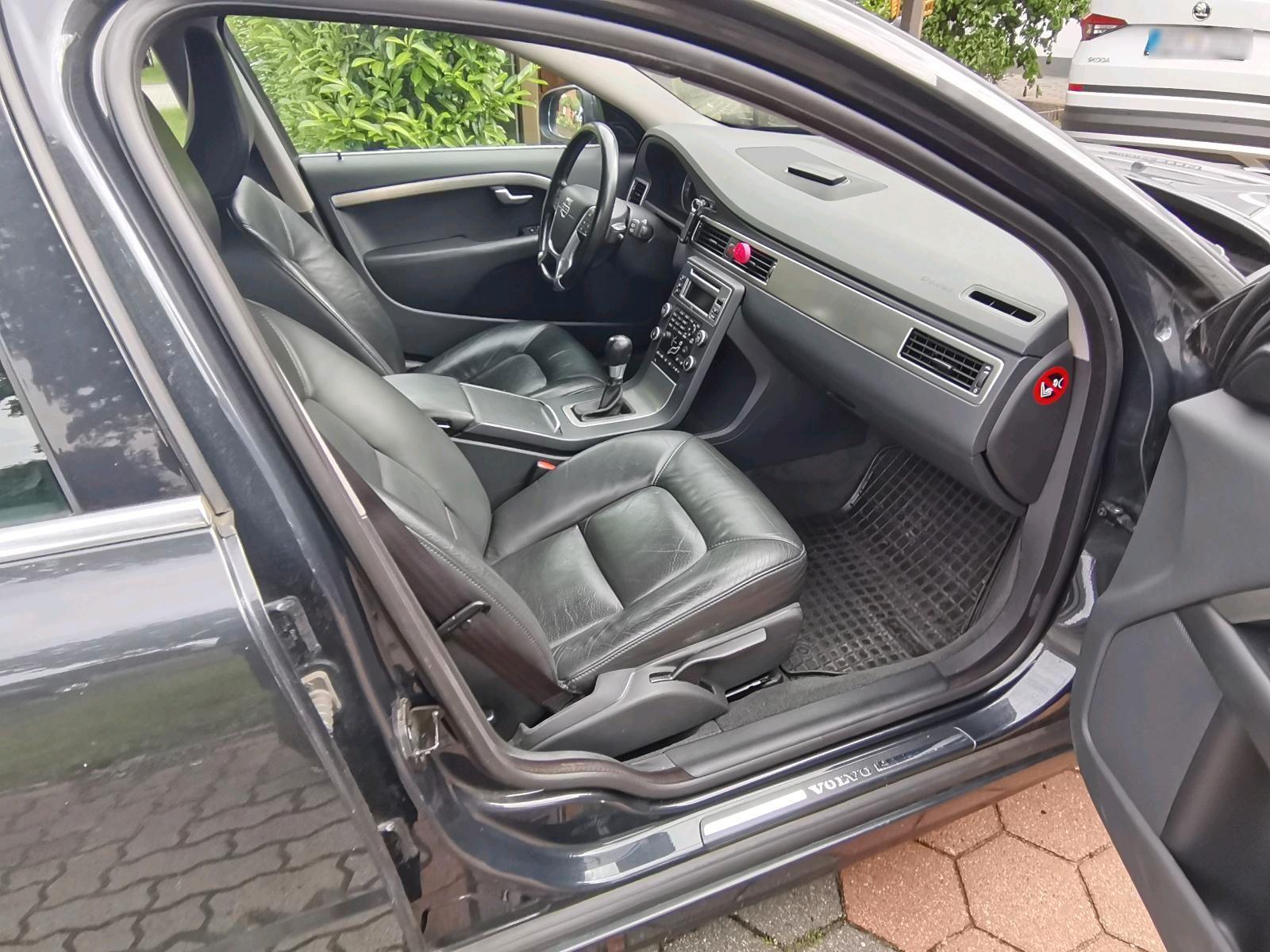 Volvo V70 2010 — photo 8