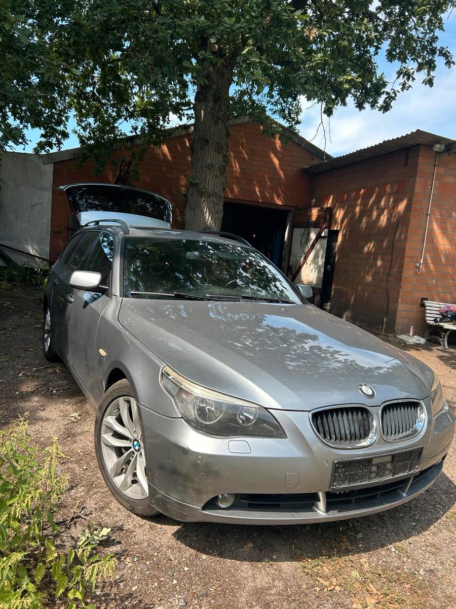 BMW 520 2005 — rear view