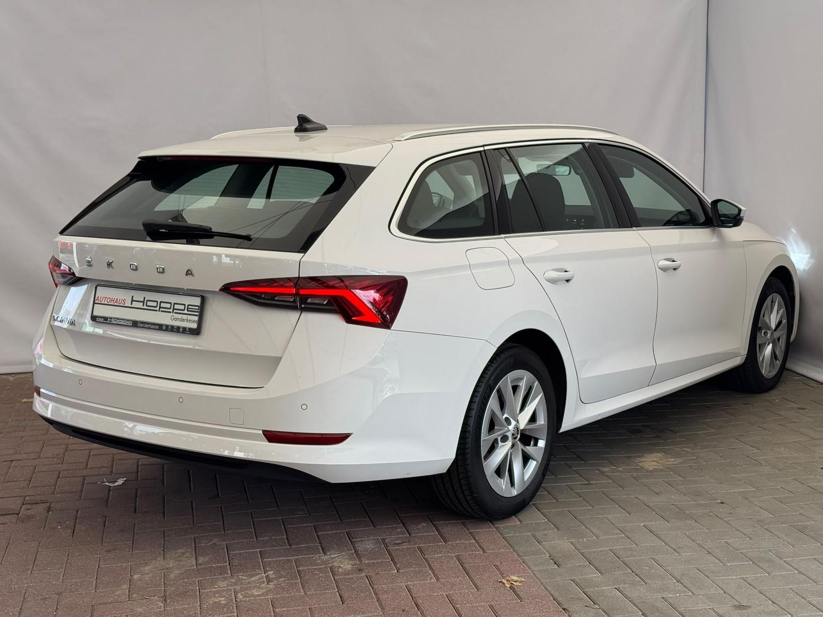 Skoda Octavia Combi 2.0TDI DSG+LED+KEYLESS+APP+PDC+MFL