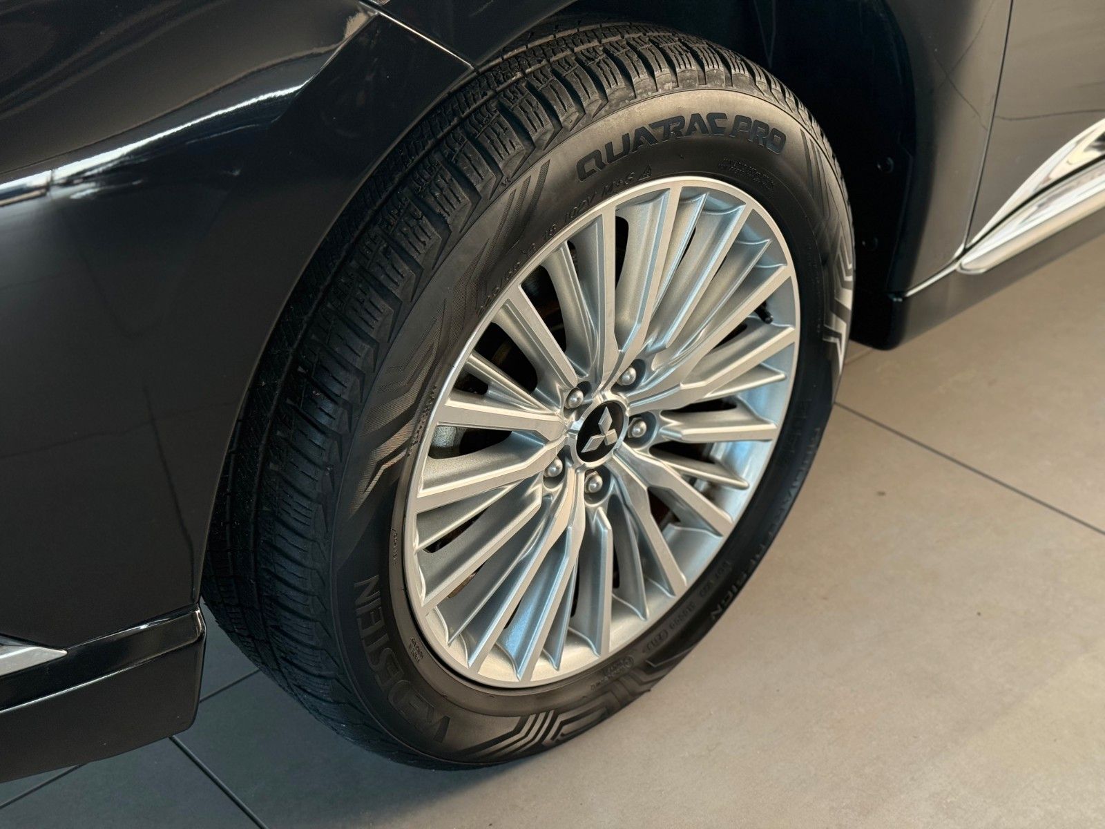 Fahrzeugabbildung Mitsubishi PHEV Outlander 4WD TOP LUXURY AHK 1.HAND